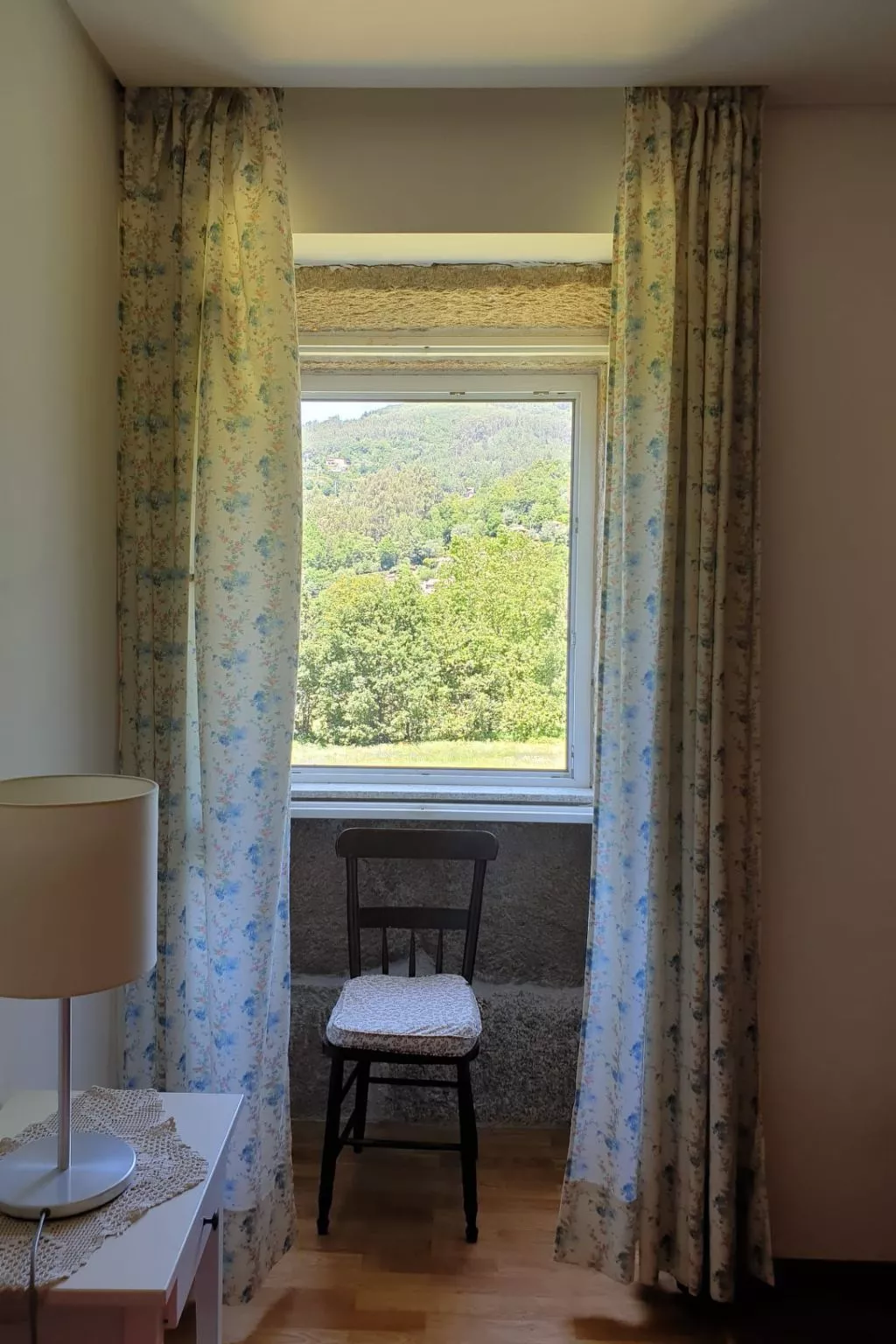 Haus jenseits des Flusses