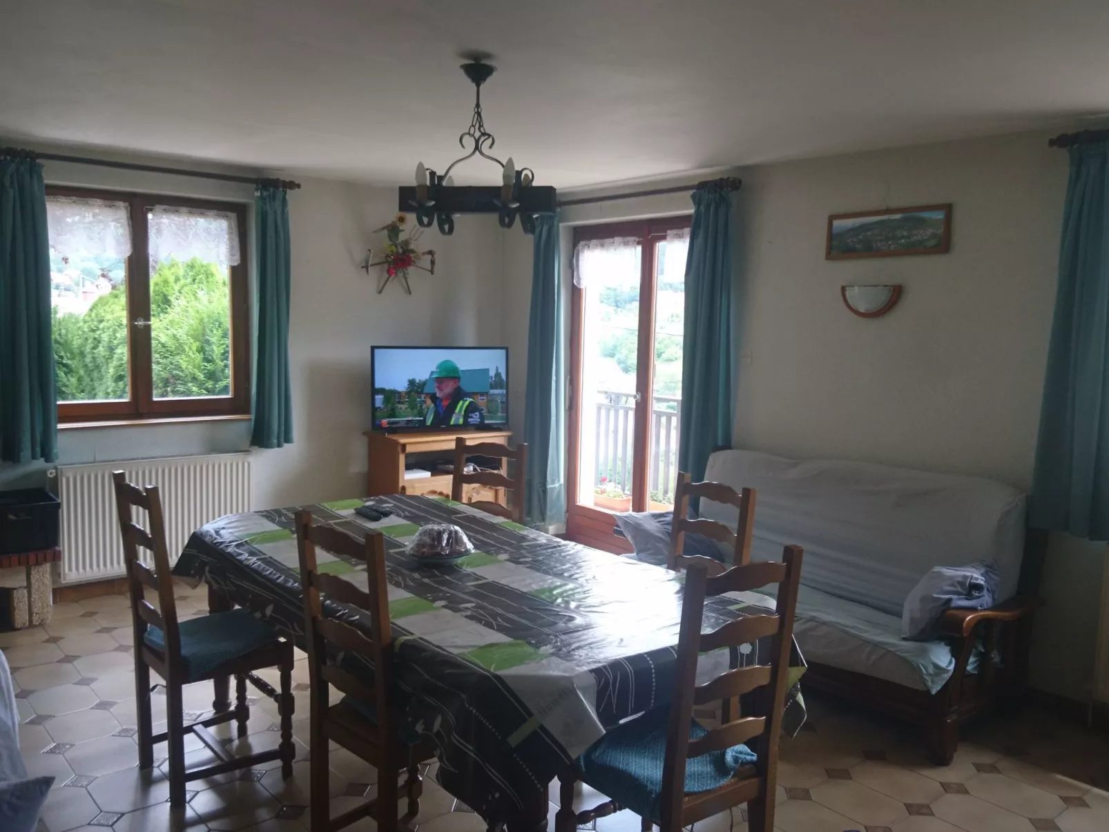 Mit Balkon, Garten und Talblick-Drinnen