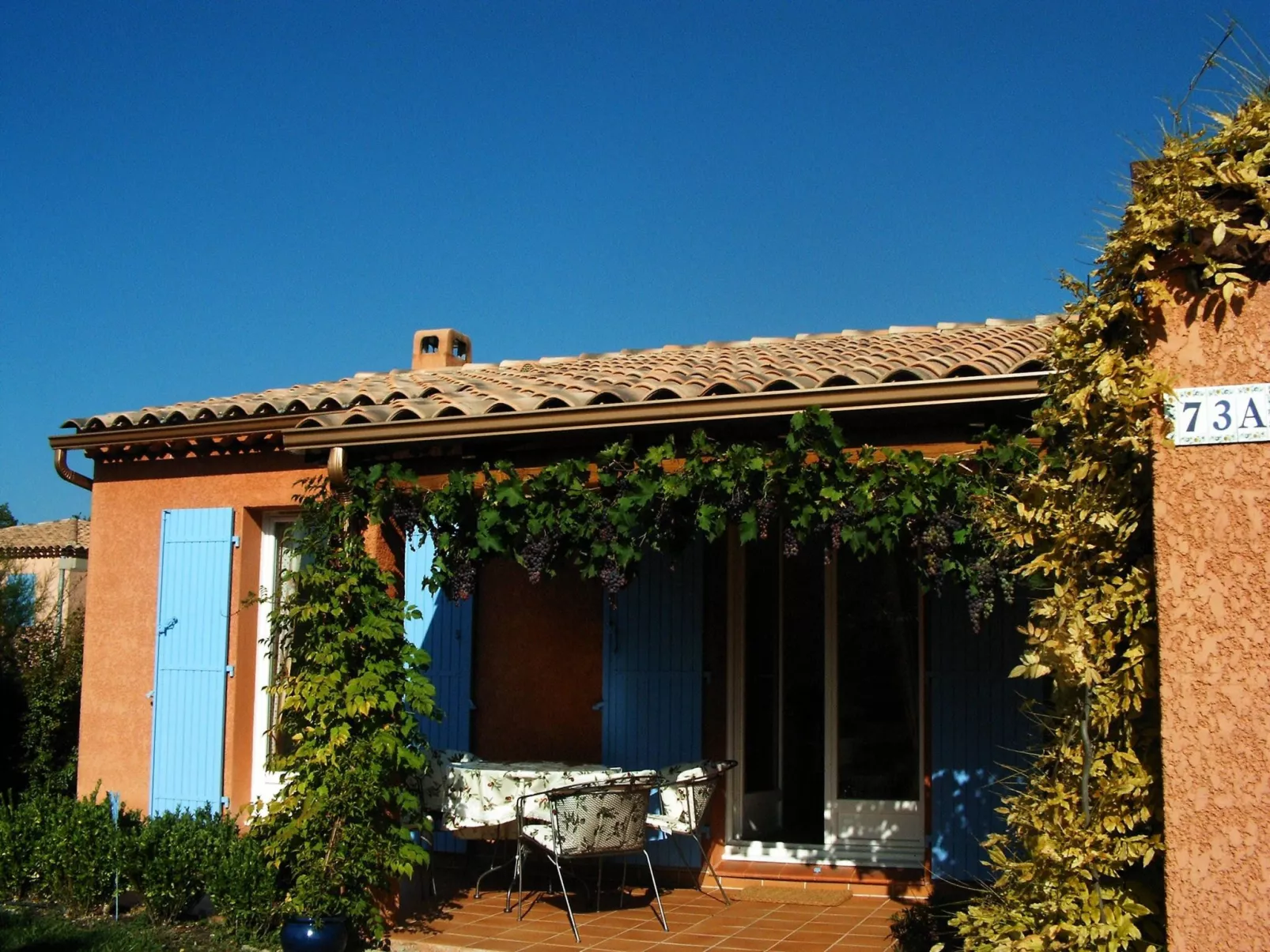 Komfortables Ferienhaus mit Gemeinschaftspool-Draußen