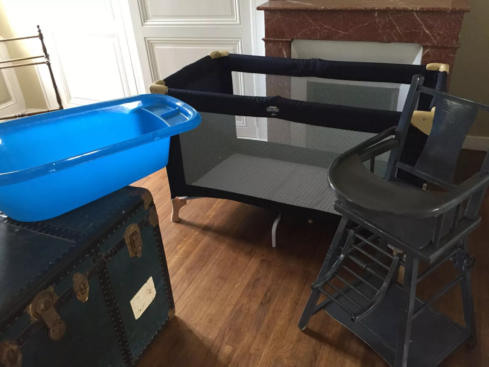 Schloss mit Überlaufpool an der Dordogne-Inside