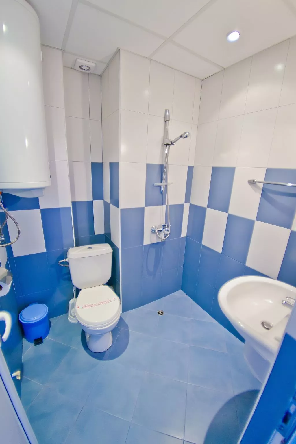 Mit Blick auf das Wasser-Drinnen