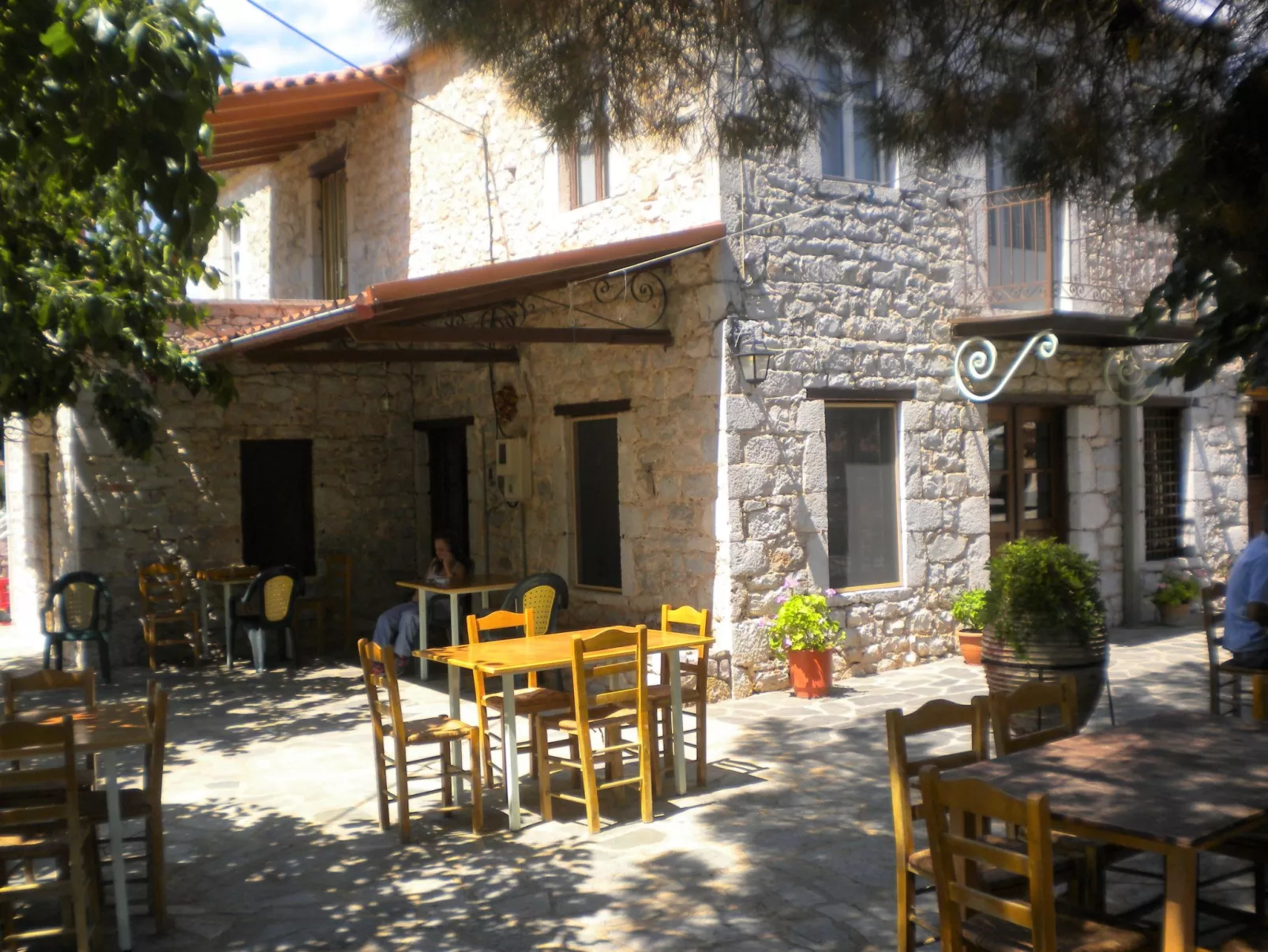 Steinhaus in Leonido mit Parkplatz-Inside