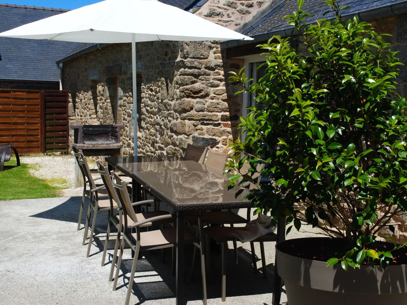 Großes Haus mit überdachtem und beheiztem Swimmingpool-Outside