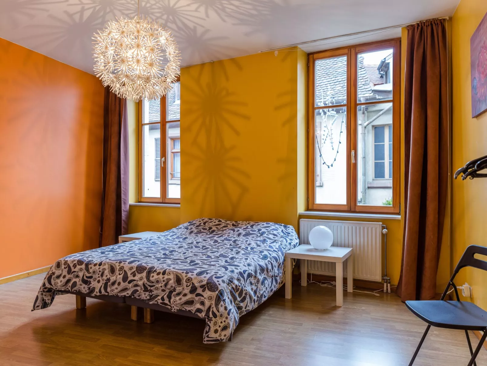 Mit zwei Garagenstellplätzen-Drinnen