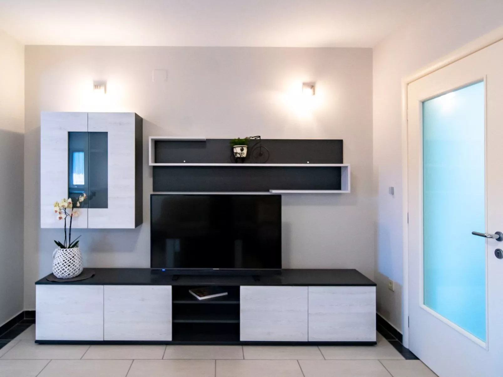 Appartement mit Blick auf das Wasser-Drinnen