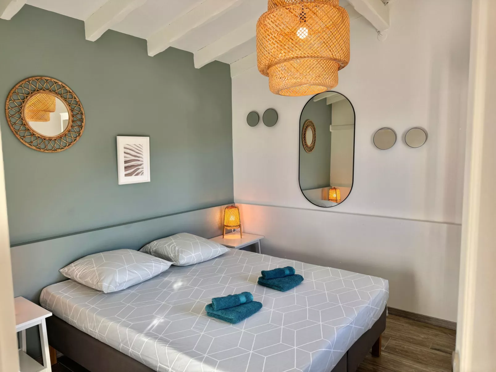 Im Herzen eines Weinguts, schattige Terrasse mit Meerblick, Pool