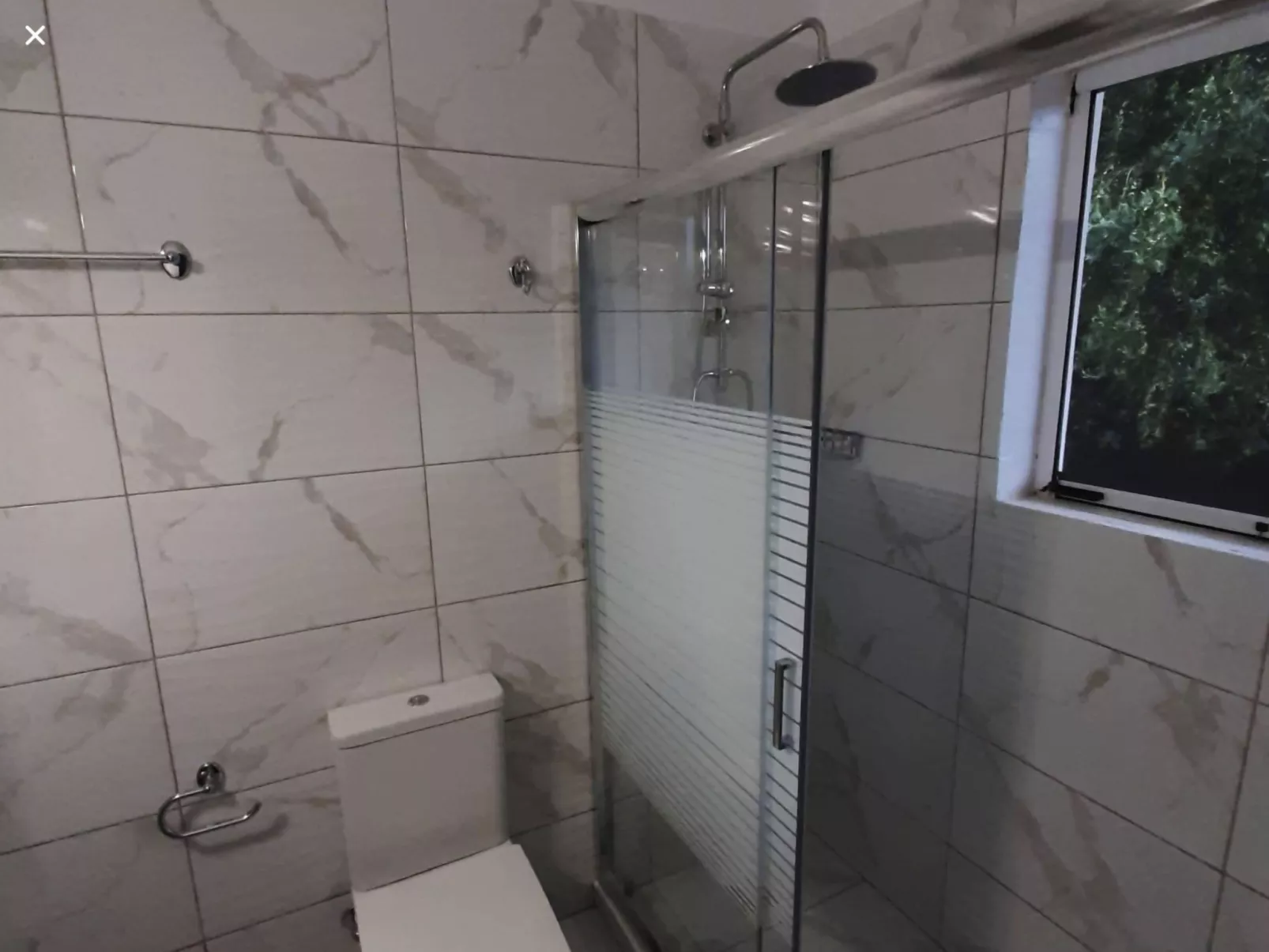 "Zeus" mit Infinity Pool-Drinnen