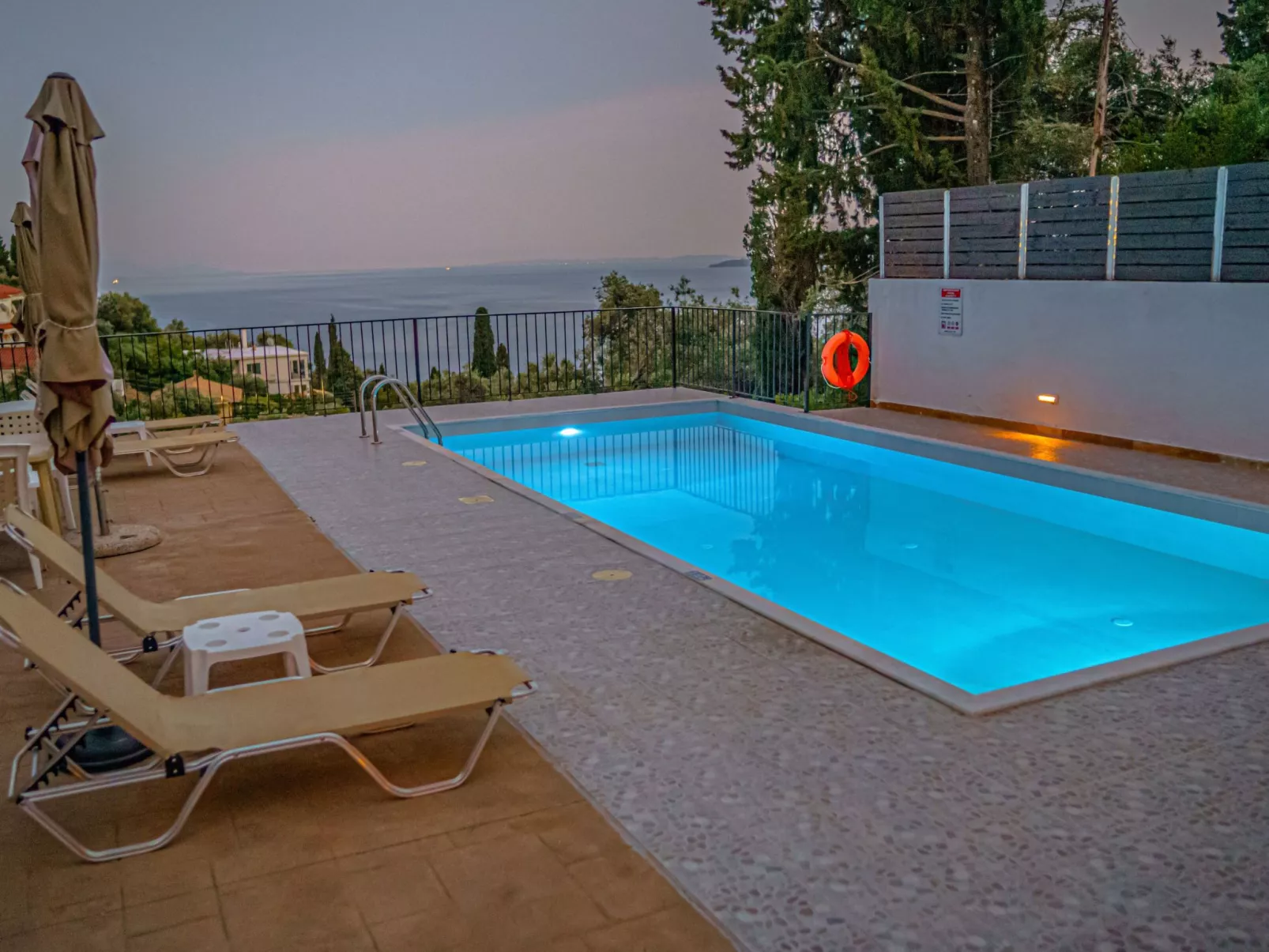 In Nisaki mit Pool-Image-tags.info