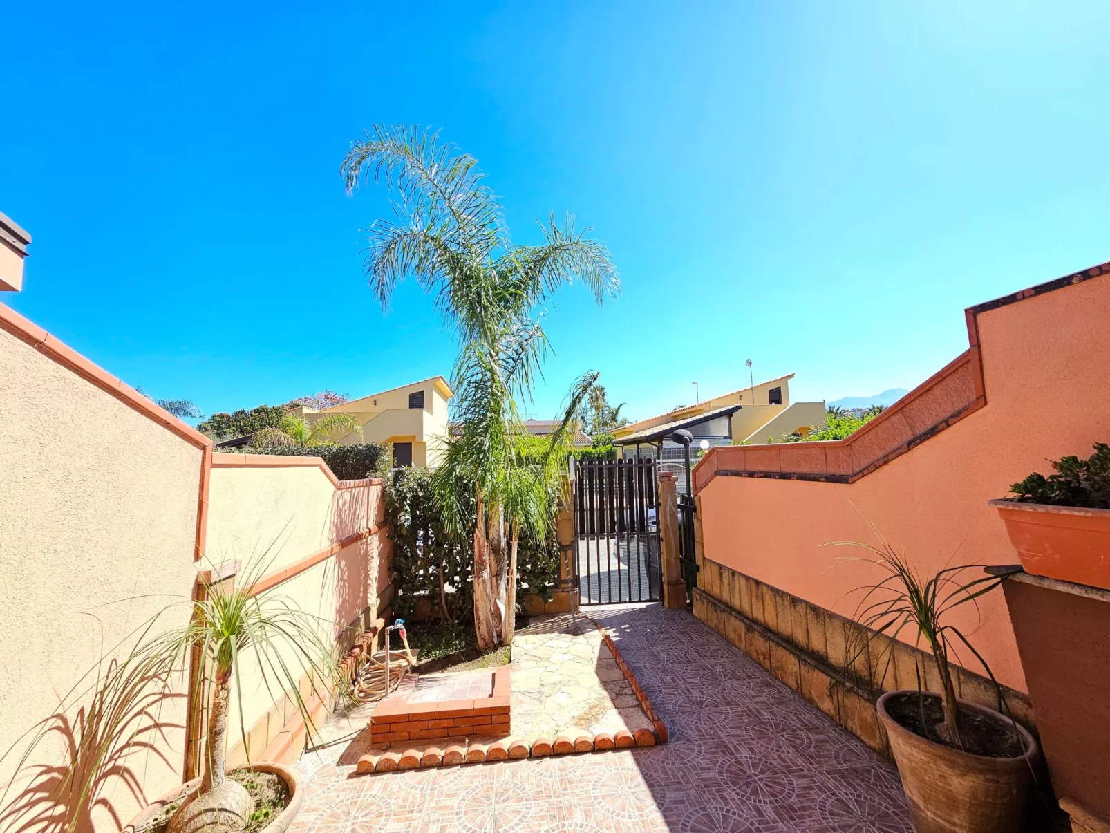 Helle mediterrane Villa mit Veranda und Garten-Outside