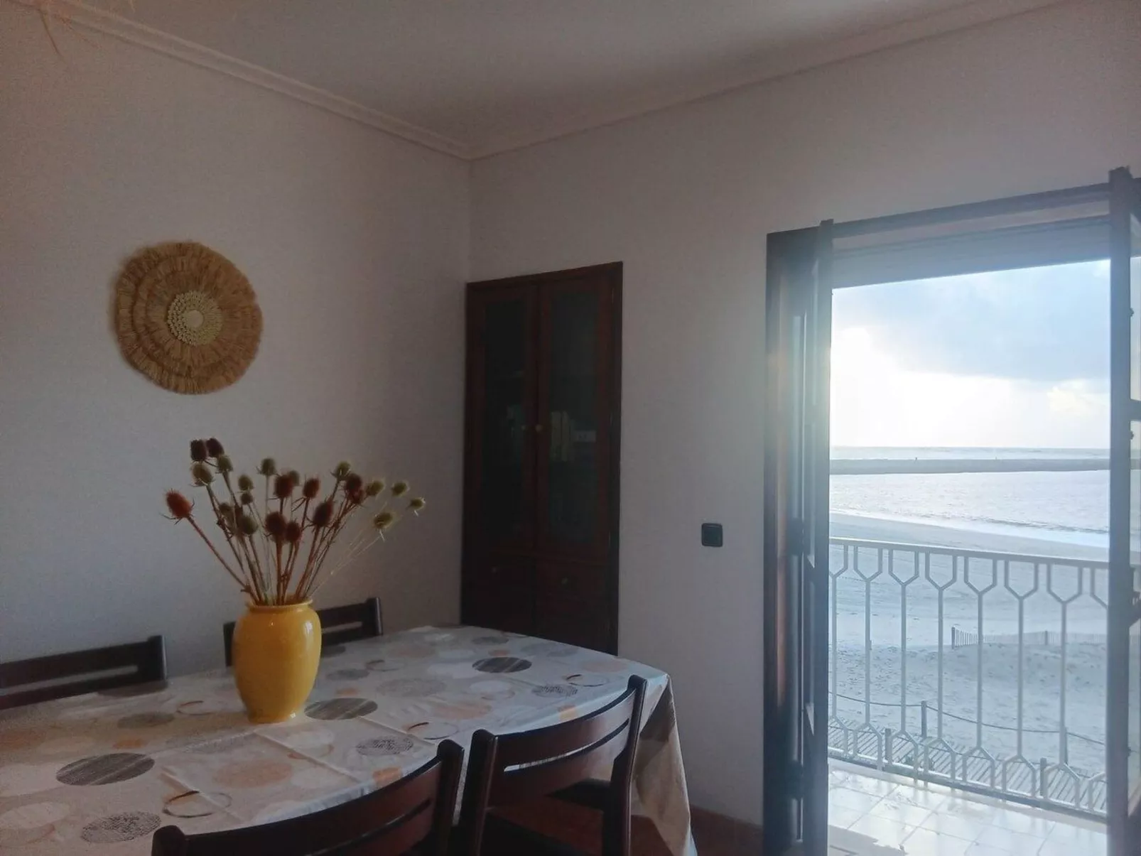 Mit den Füßen im Sand-Dedans