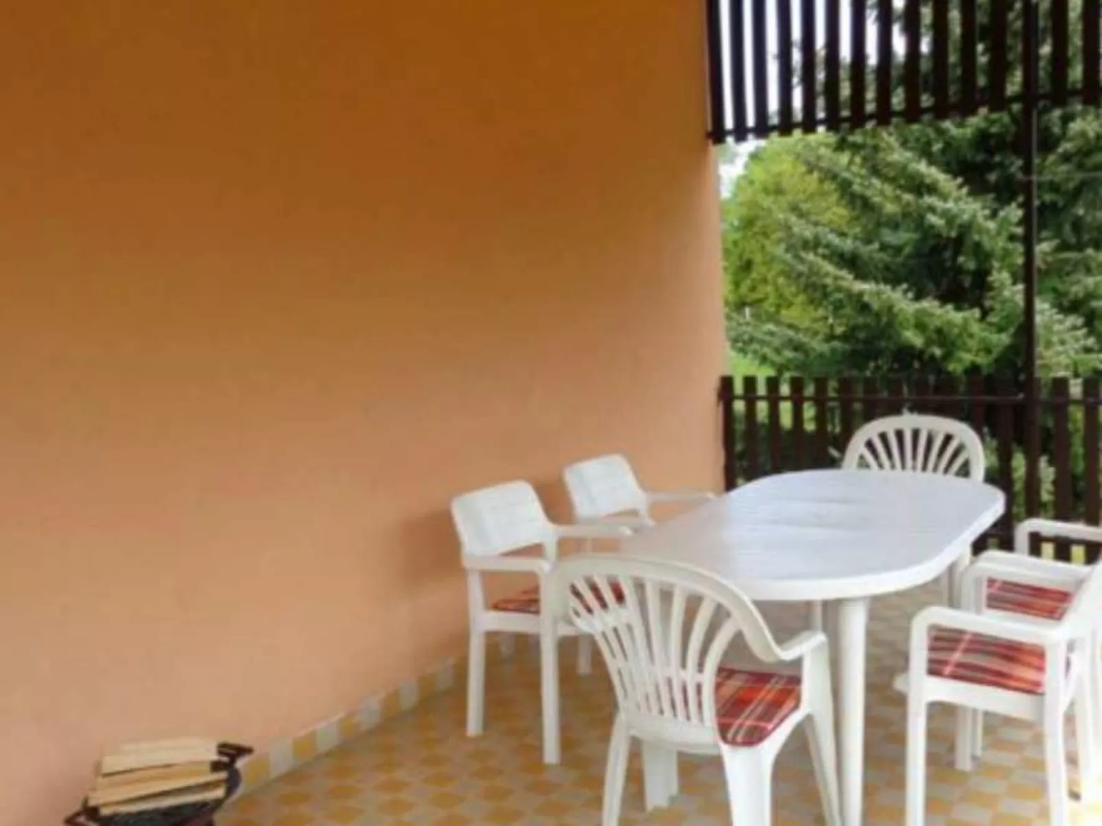 Mit eigenem Parkplatz-Dehors