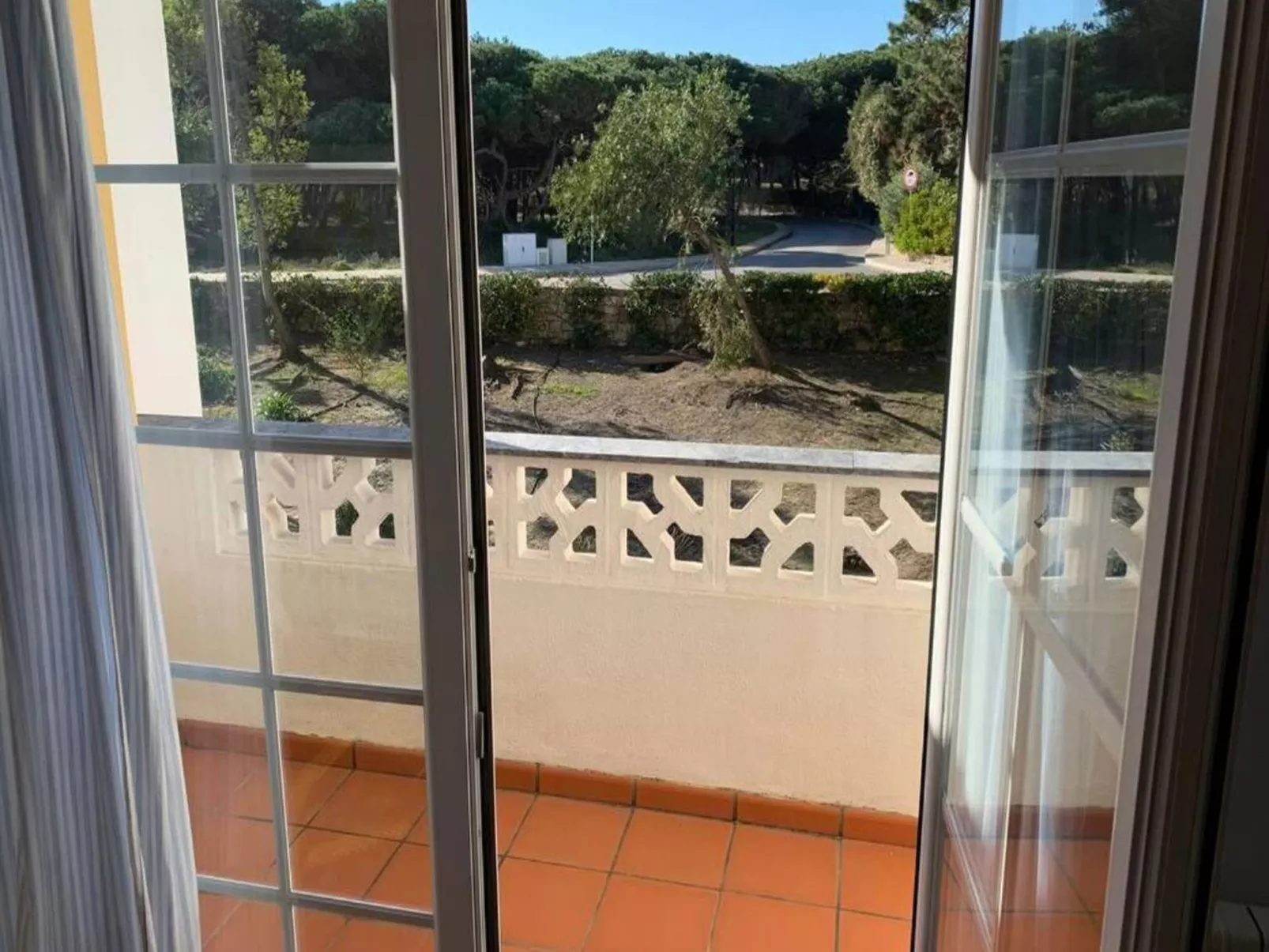 Atmen Sie die Meeresbrise in Praia Del Rey ein-Inside