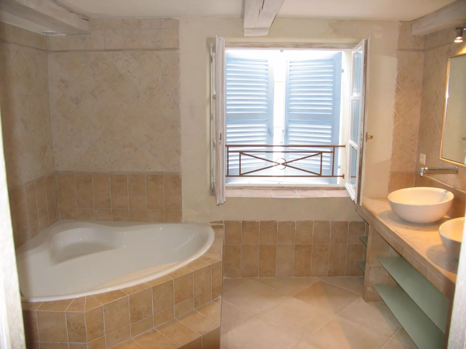 Wohnung "Eze" mit Privatparkplatz-Drinnen