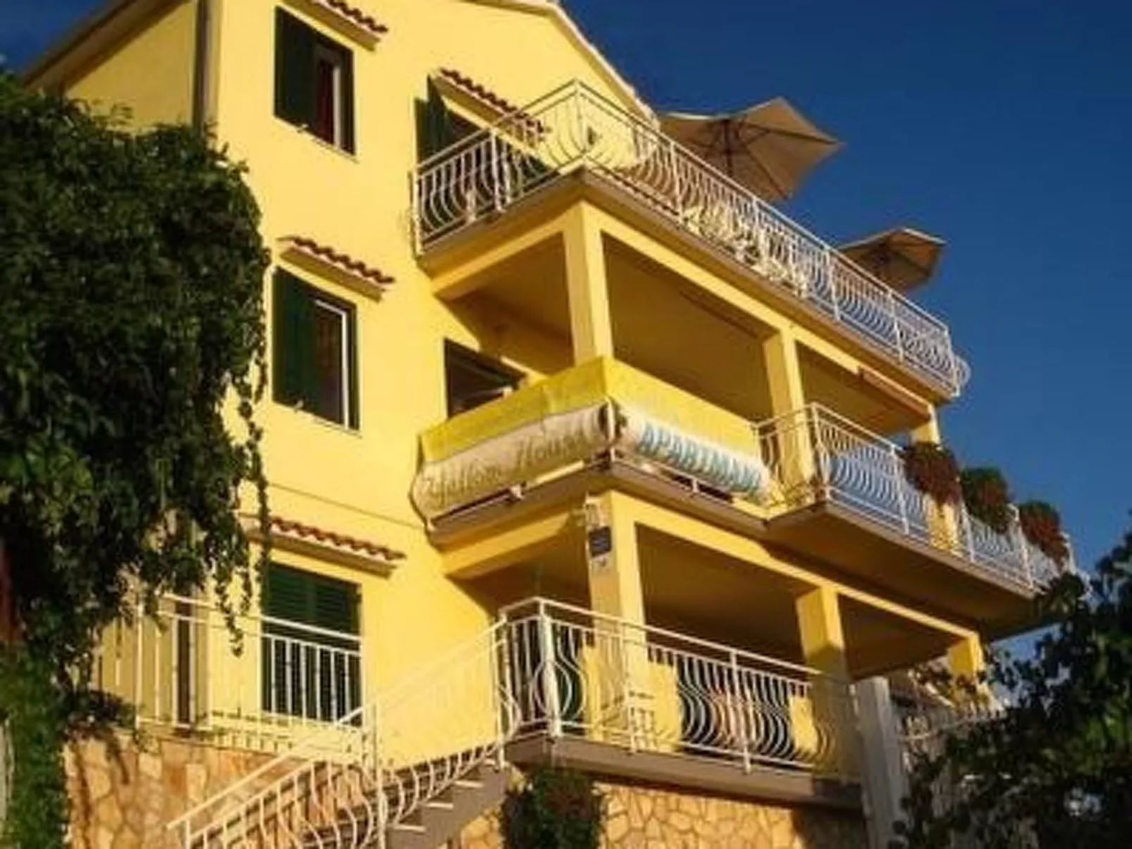 Trogir Yellow House A1-Image-tags.info