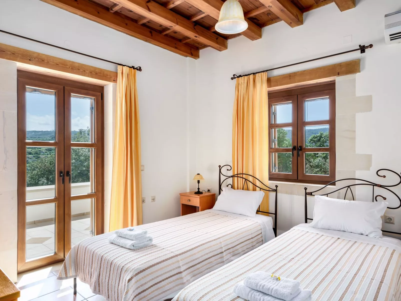 Villa "Arodamos" mit Garten, Grill und Terrasse-Inside