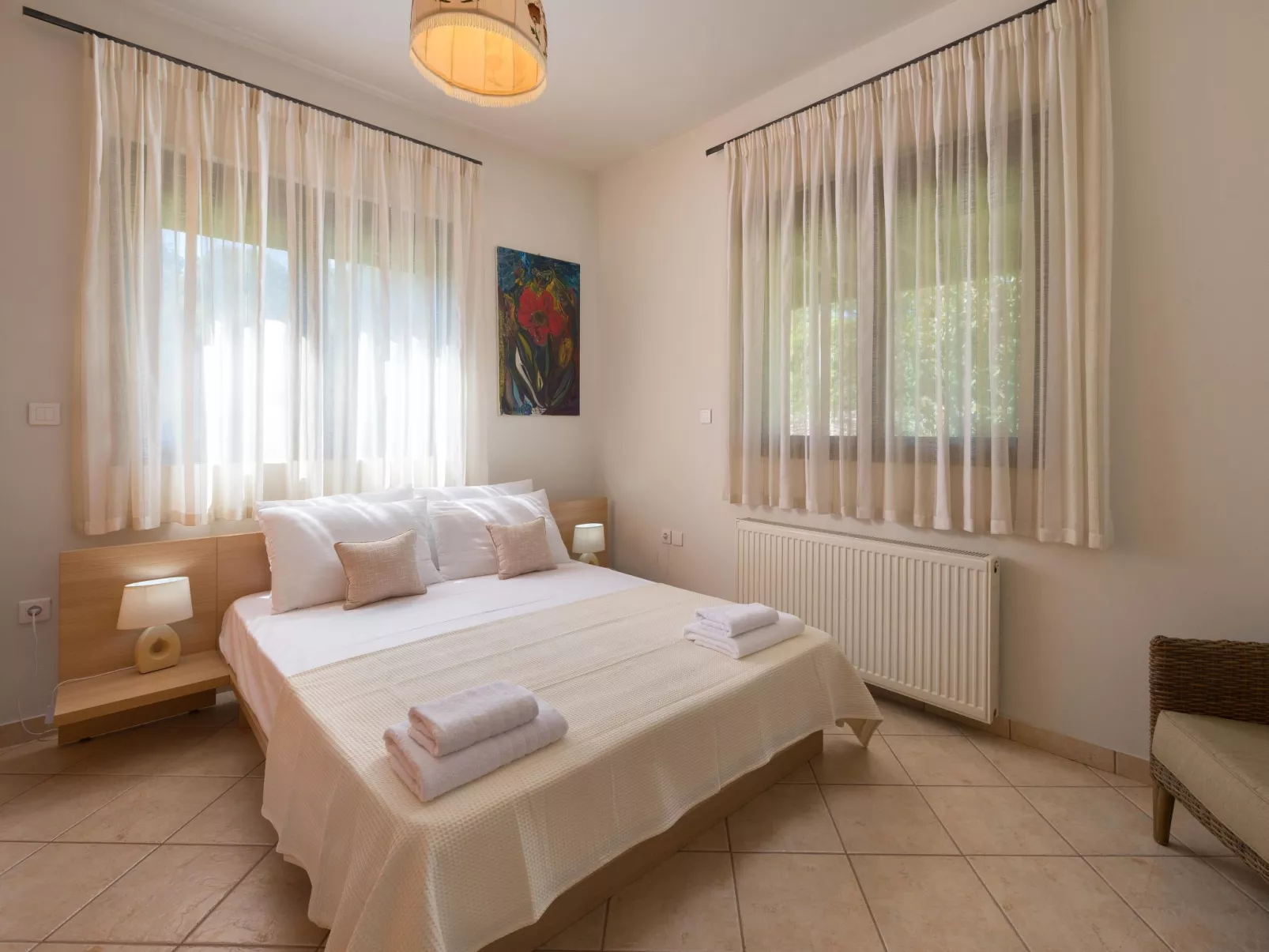 In Sgourou mit Parkplatz, Blick ins Grüne-Dedans