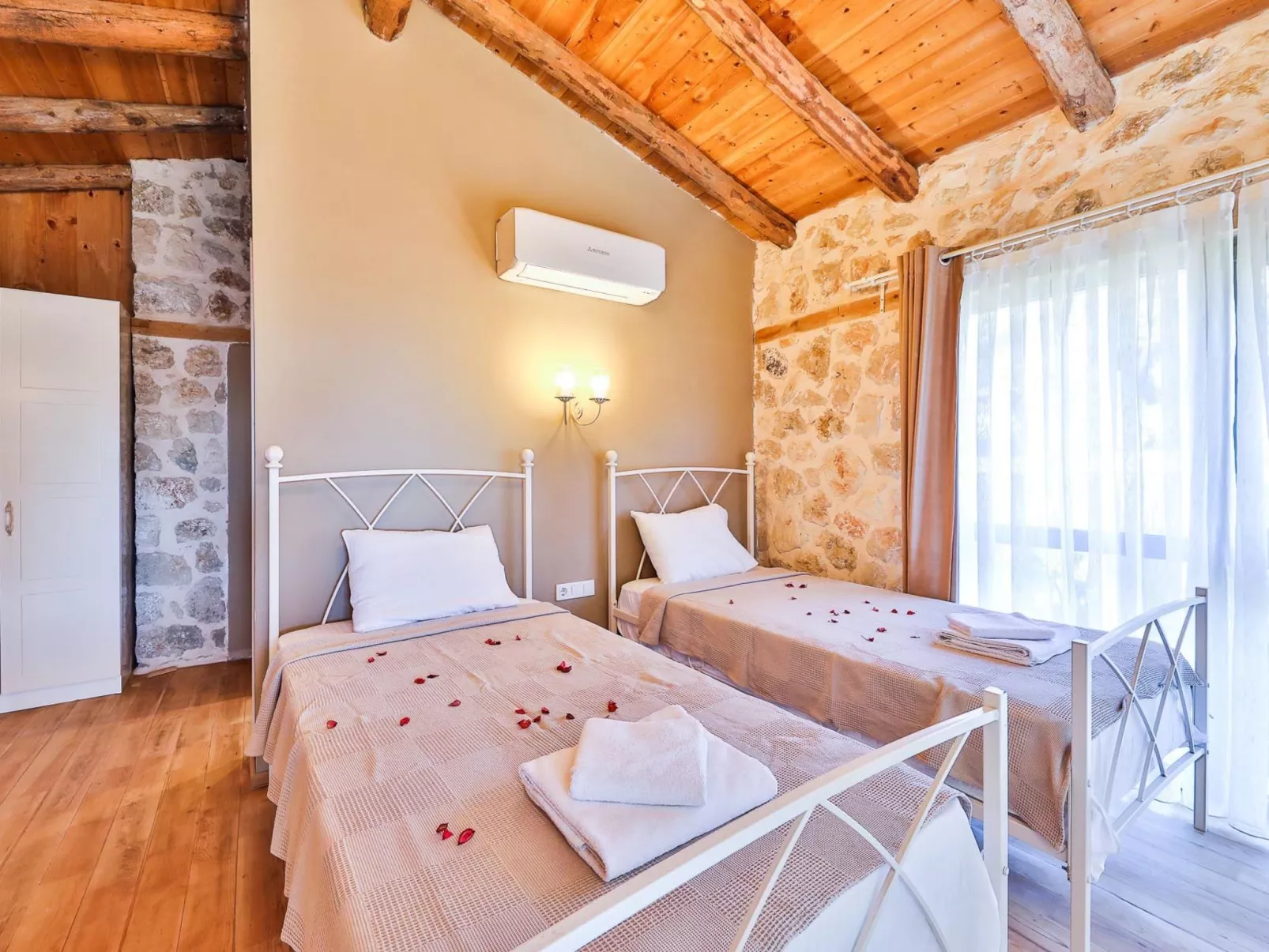 Traditionelles Natursteinhaus mit Sichtschutzpool-Inside