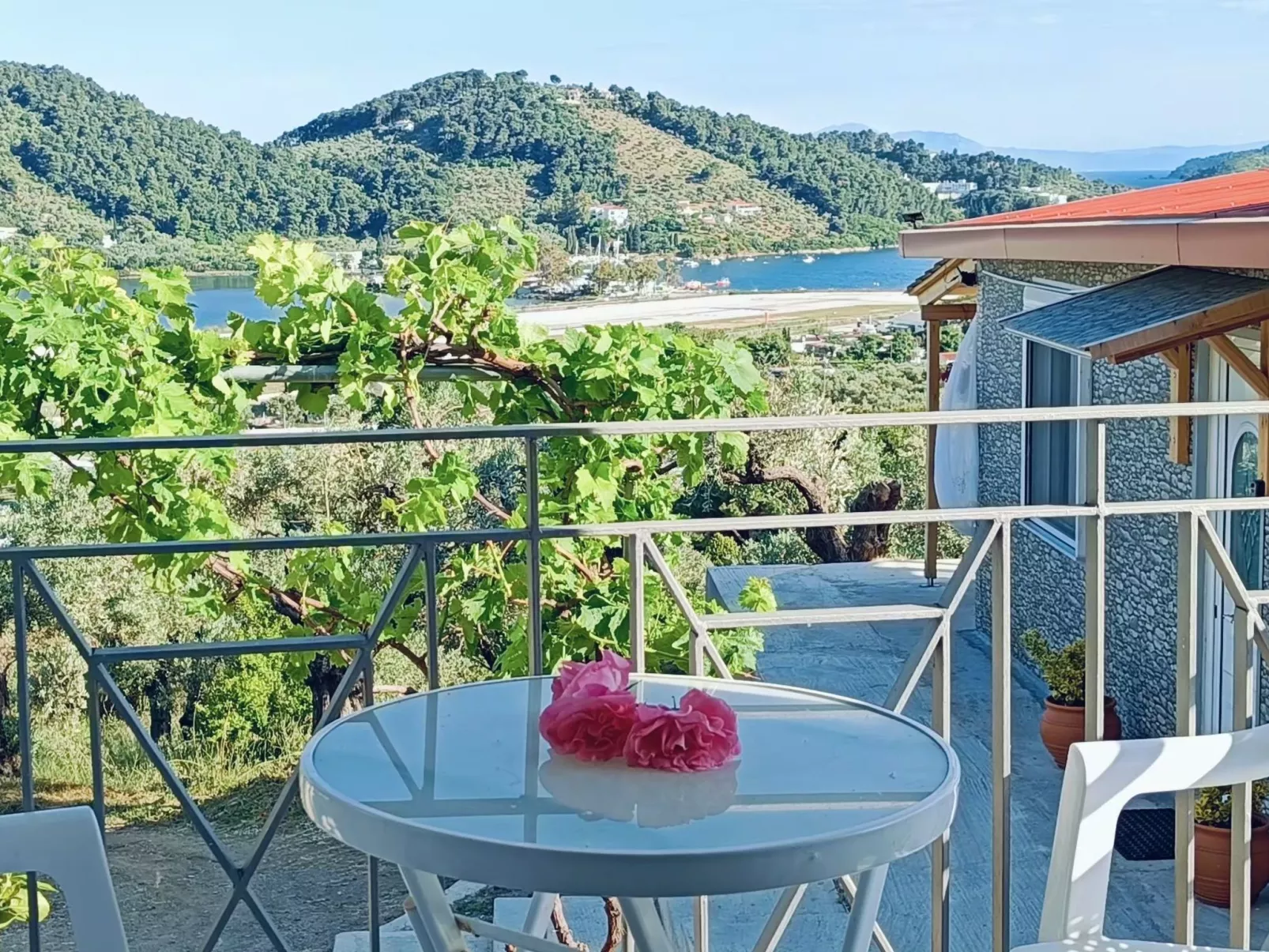 Berge und die ikonische Landebahn des Flughafens Skiathos