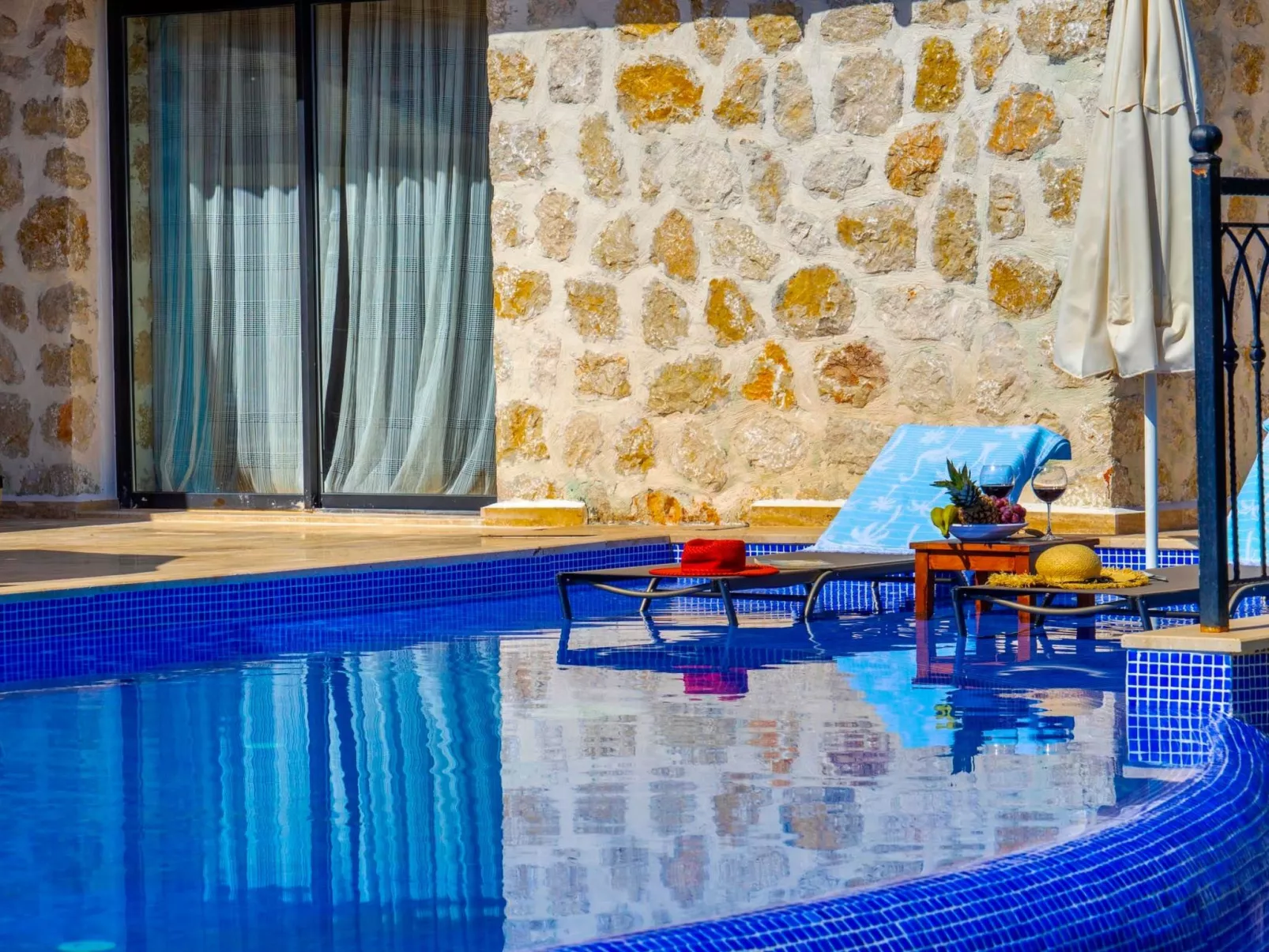 Rustikale Natursteinvilla mit Bergblick in Kalkan-Outside