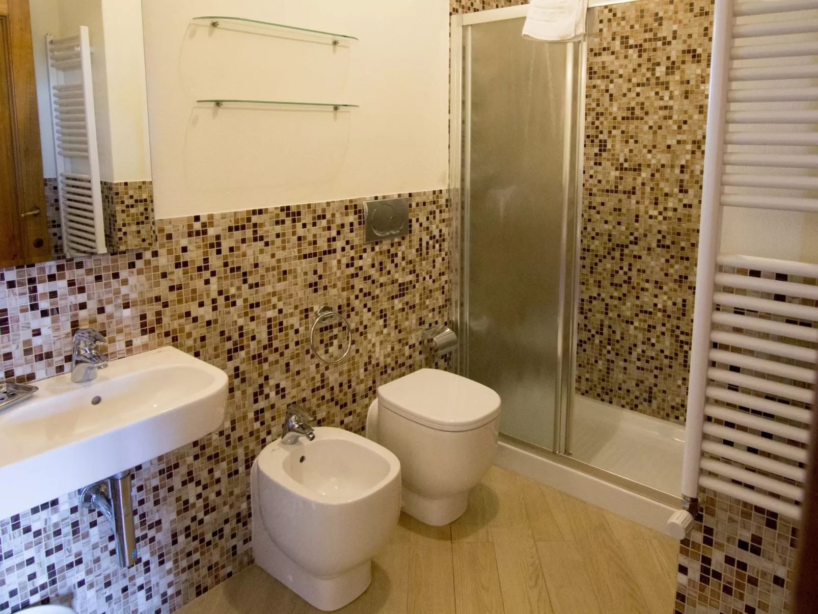 Komfortable Wohnung mit eigener Terrasse-Drinnen