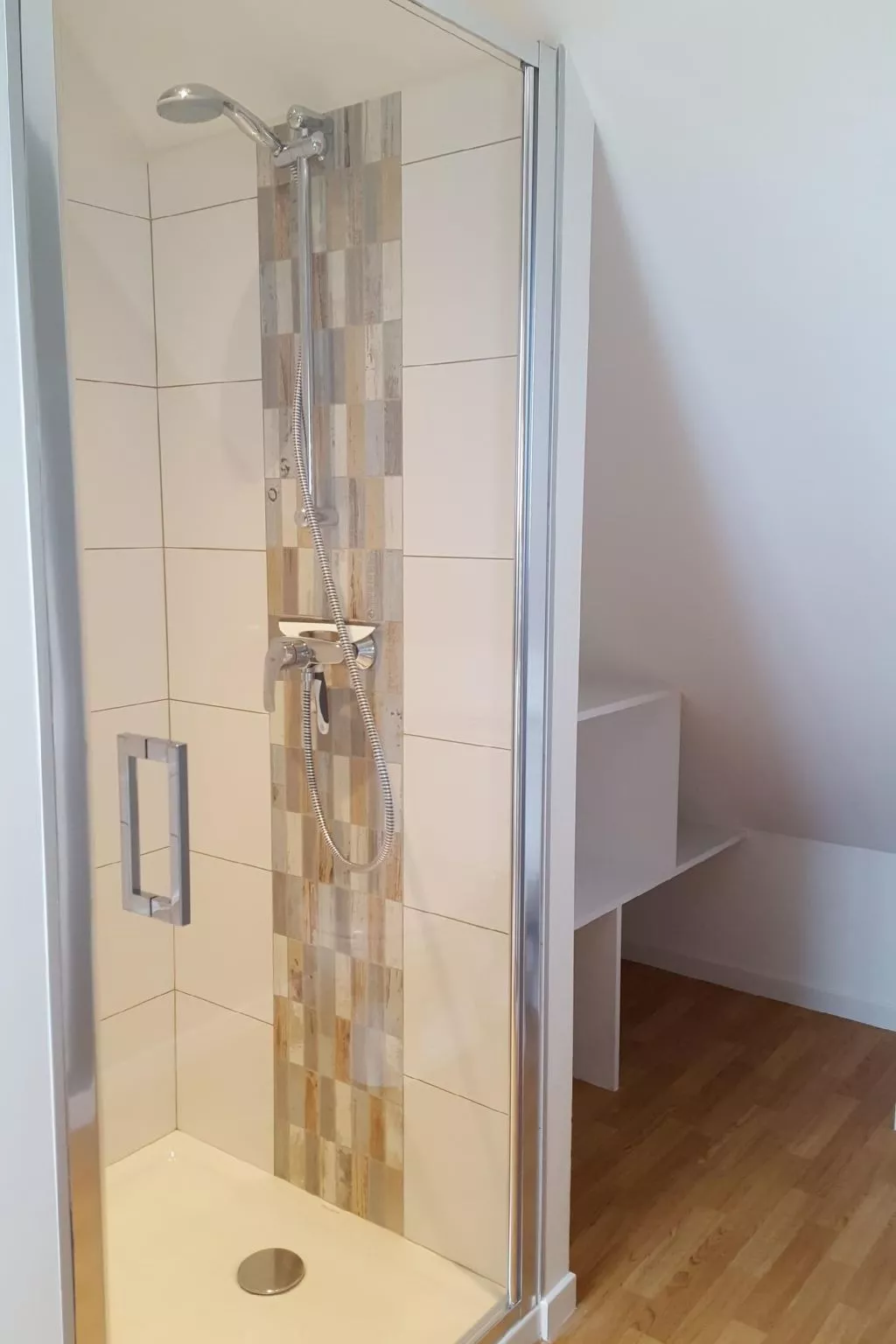 Charmantes Holzhaus in einer grünen Umgebung-Inside