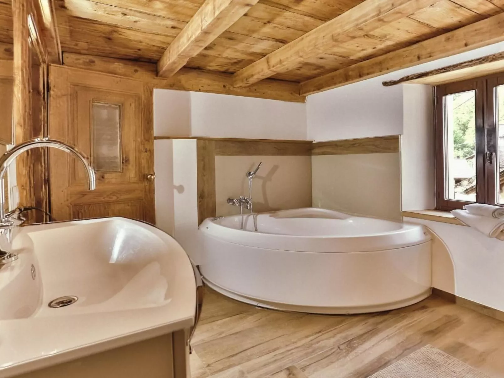 Genießen Sie das 'Attico Adula' in Cà Nizza-Inside