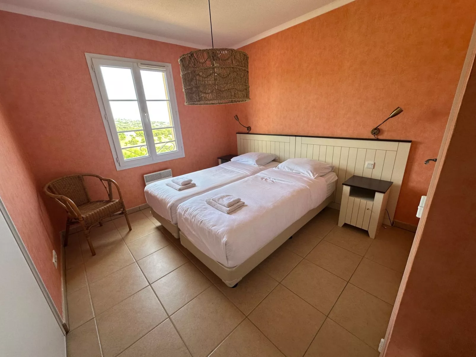 Mit Garten, Grill und Terrasse-Drinnen