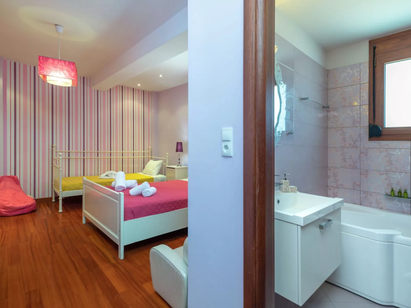 Familienvilla mit privatem Pool, Tischtennisplatte und Fußballtisch-Drinnen