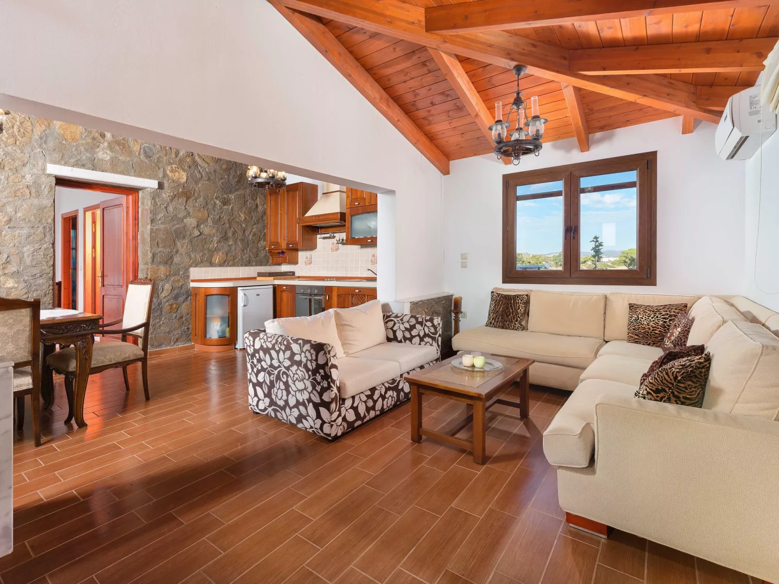 In Notia Rodos mit privatem Garten-Dedans