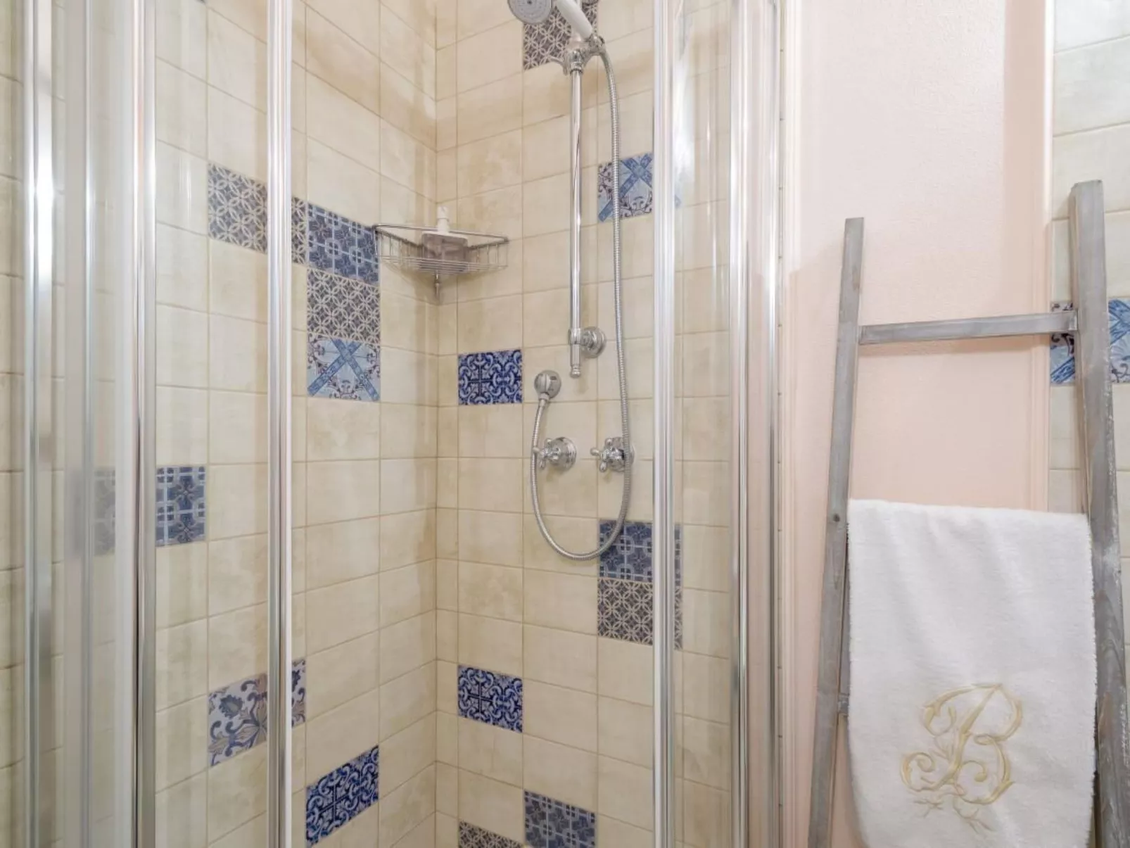 Rosa in der Toskana-Dedans