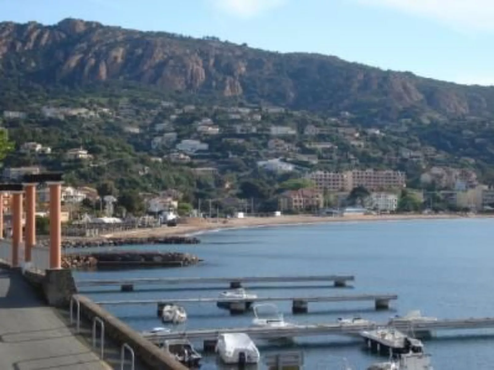 Schöne Ferienwohnung mit Meerblick und Pool
