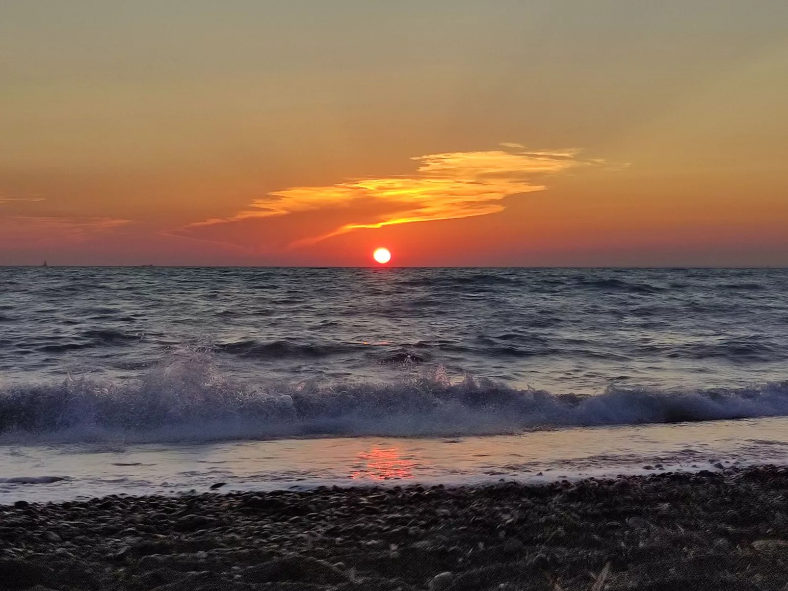 Bungalow aus Holz mit Veranda und nah am Strand.-Dehors