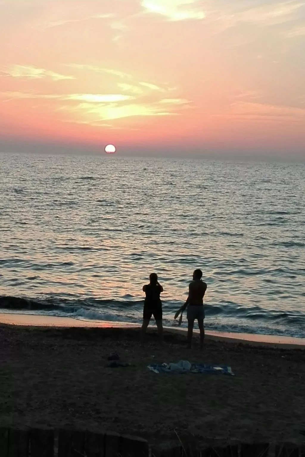 Bungalow aus Holz mit Veranda und nah am Strand.-Dehors