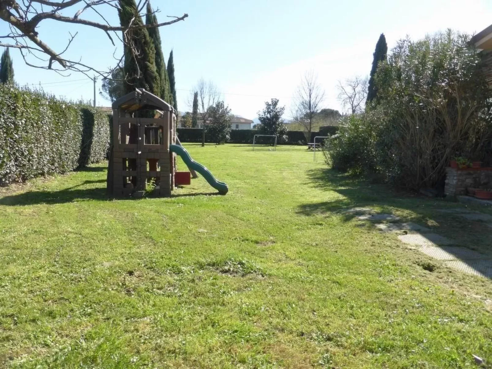 Unterkunft in einer Villa, Schwimmbad und großer Garten-Image-tags.info