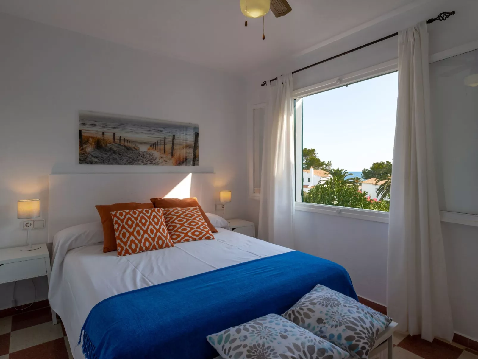 Moderne, frische Familienvilla Allondra-Inside