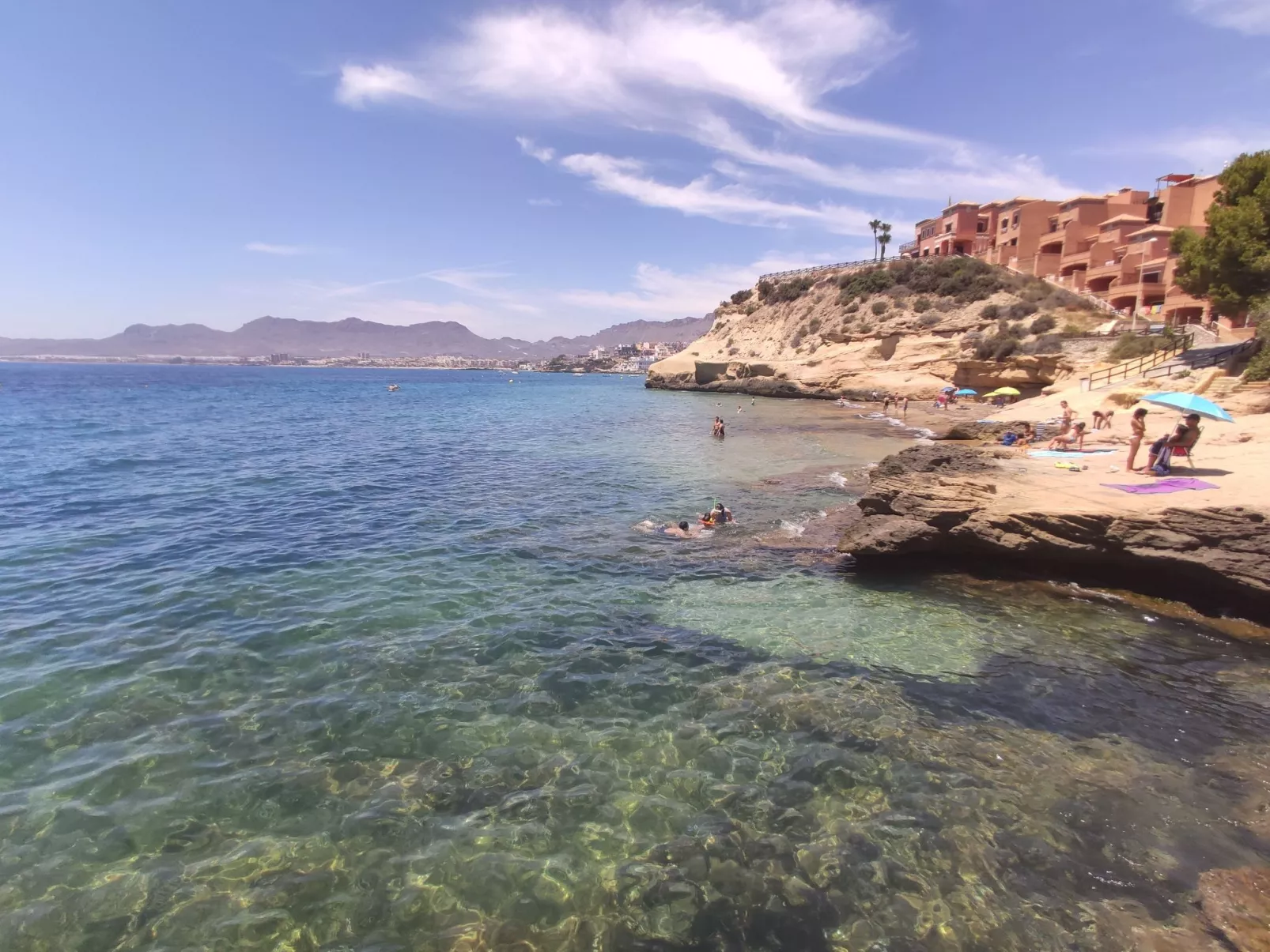 La Invincible Terreros in der 1. Reihe des Strandes-Outside