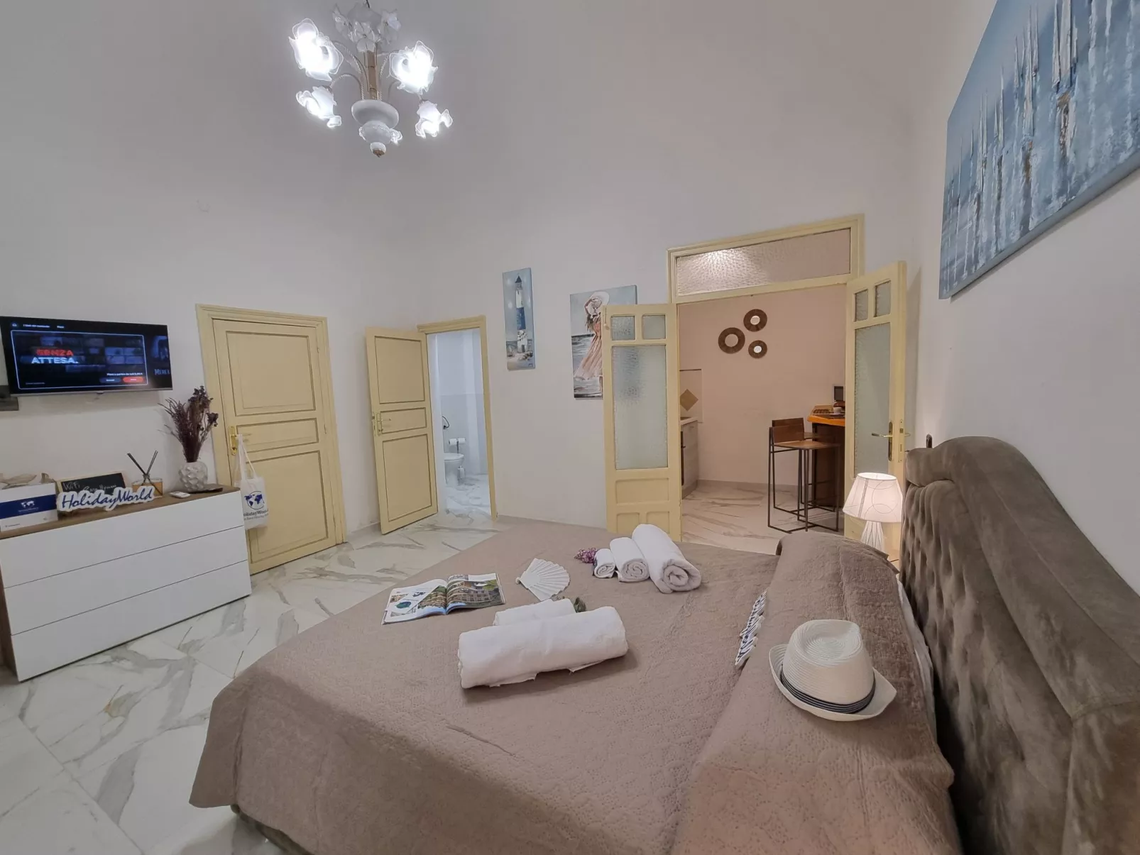 Donna Lidia von Holiday World-Inside