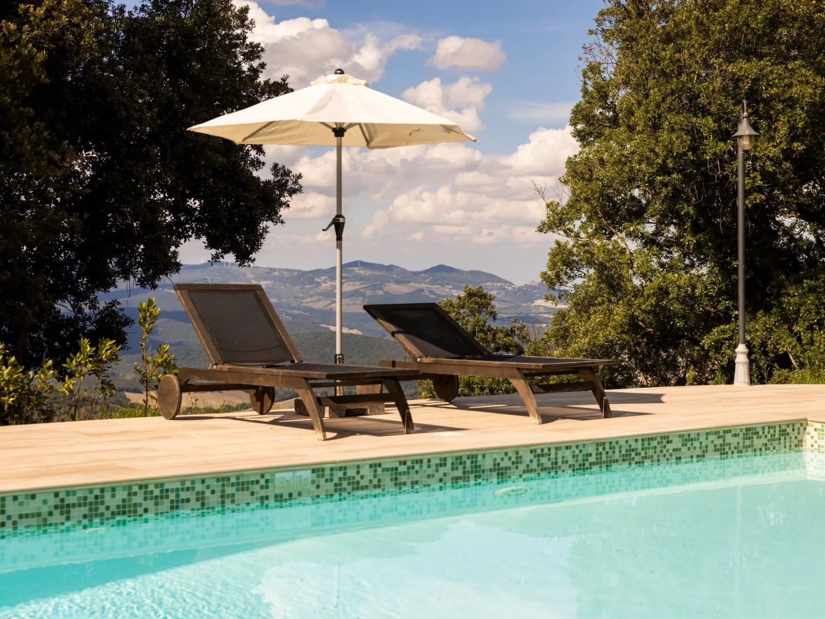 Landgut mit eigenem Parkplatz-Draußen