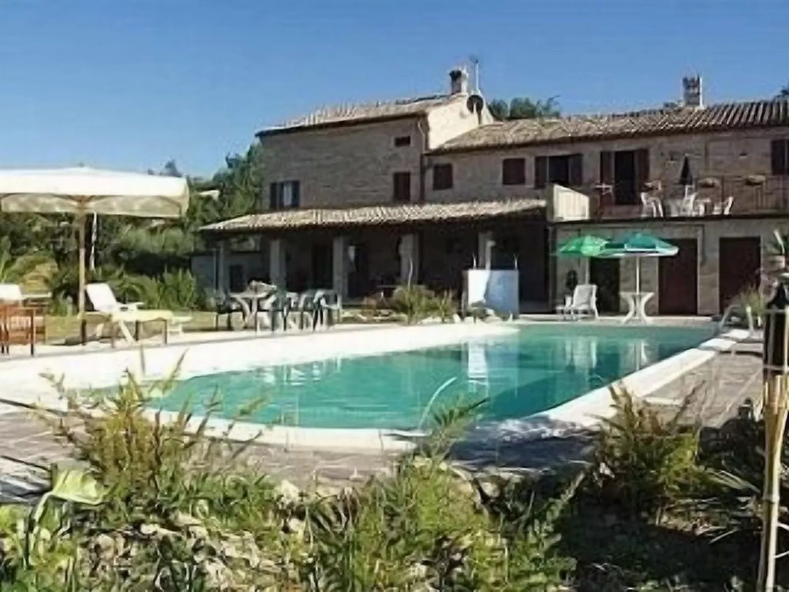 Erschwingliche Villa mit privatem Pool-Outside