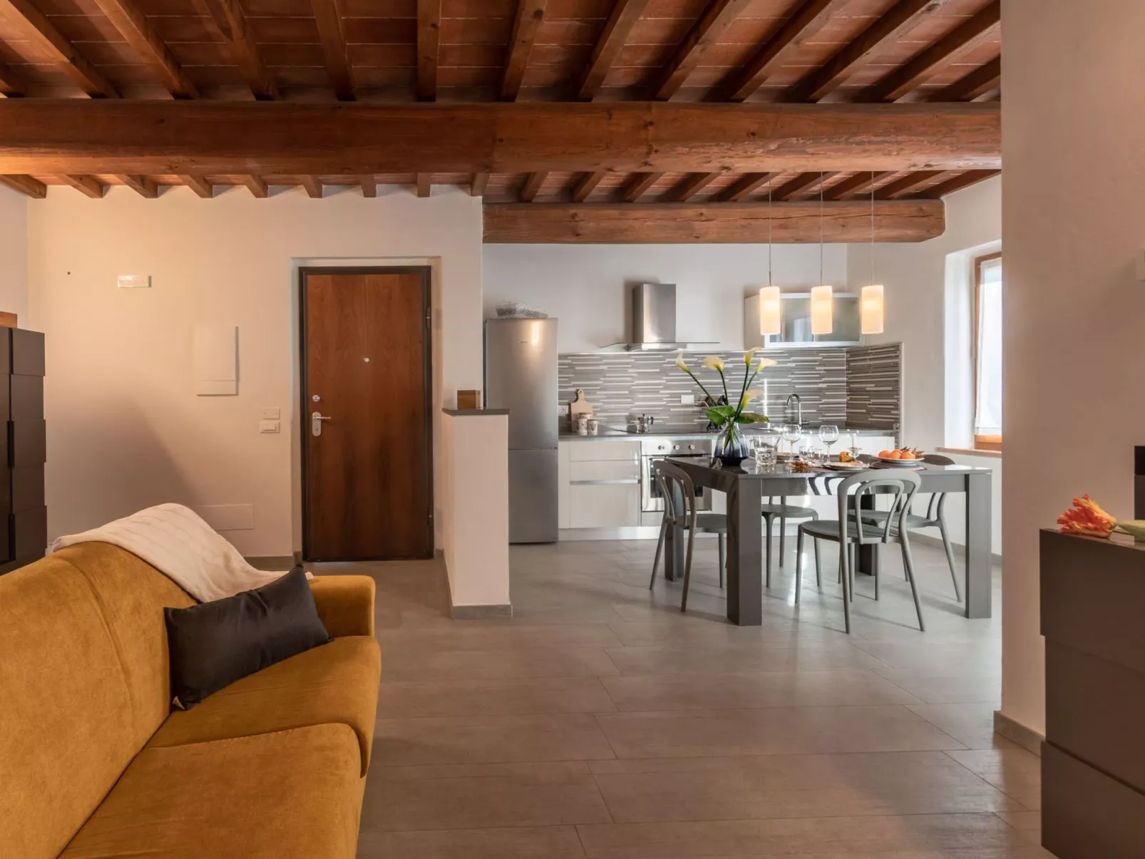 Modernes Haus mit Garten und privatem Parkplatz-Image-tags.info