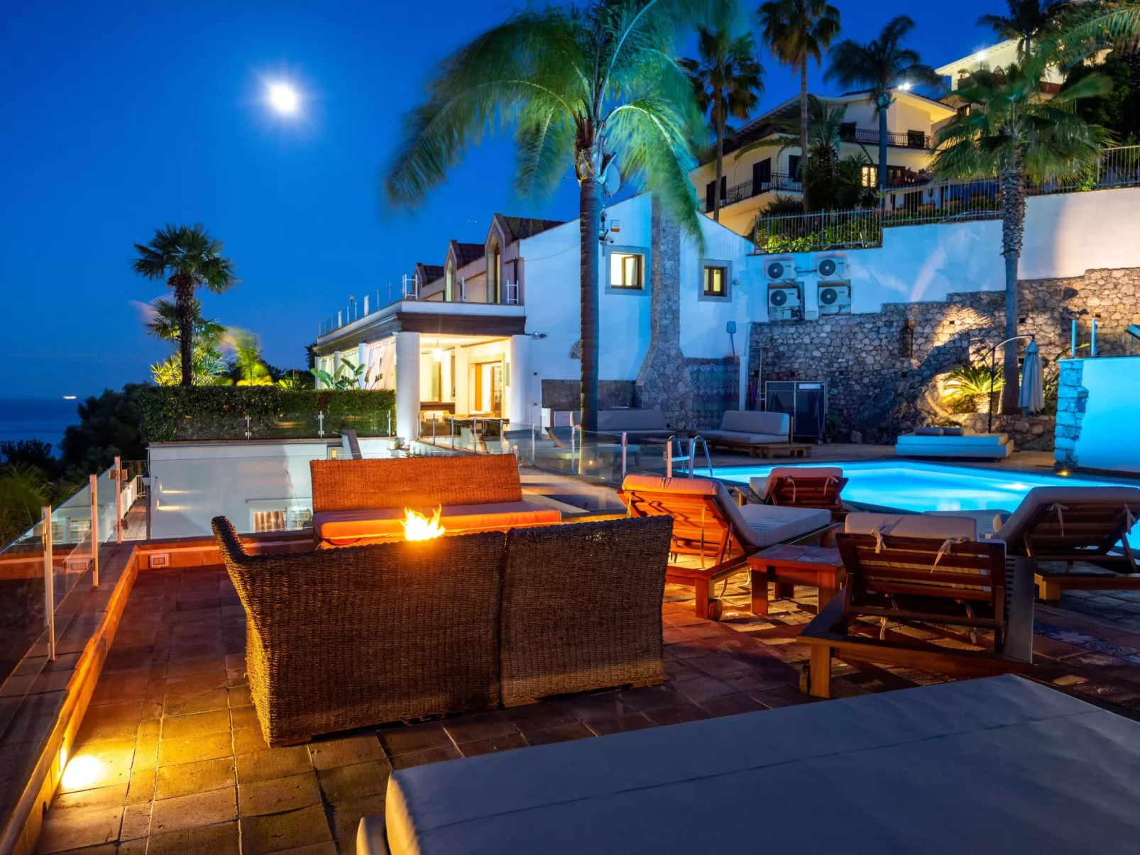 Ferienvilla mit Whirlpool-Draußen