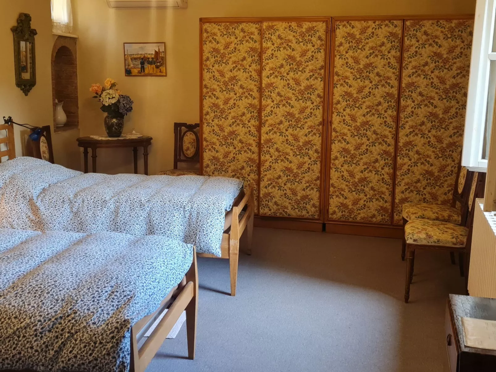 Mit Privatparkplatz-Dedans