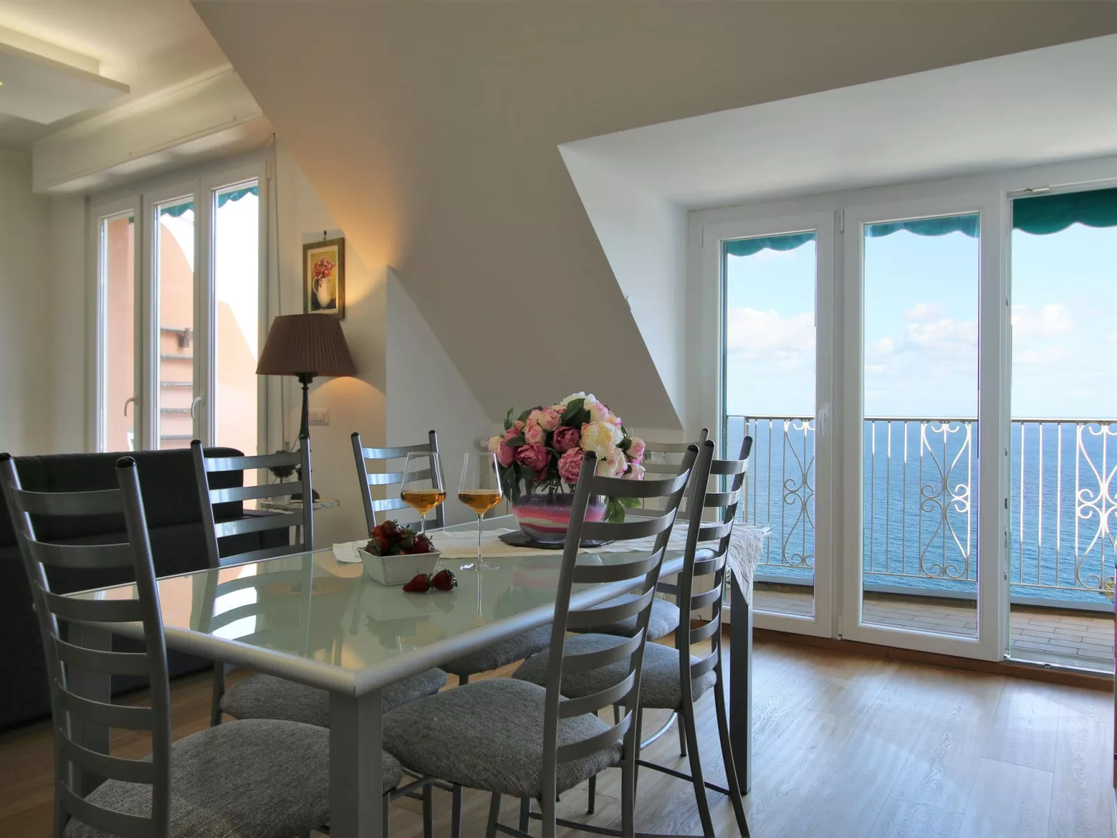 Mit Terrasse-Drinnen