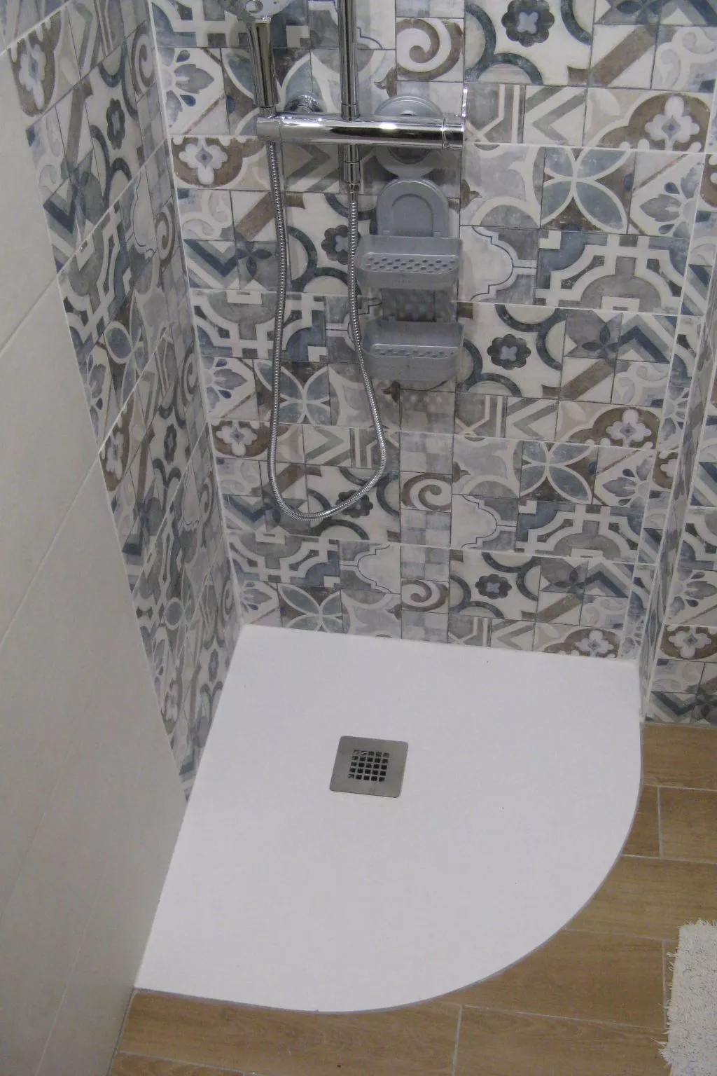 Typisches Bauernhaus mit holzbefeuertem Kamin-Dedans