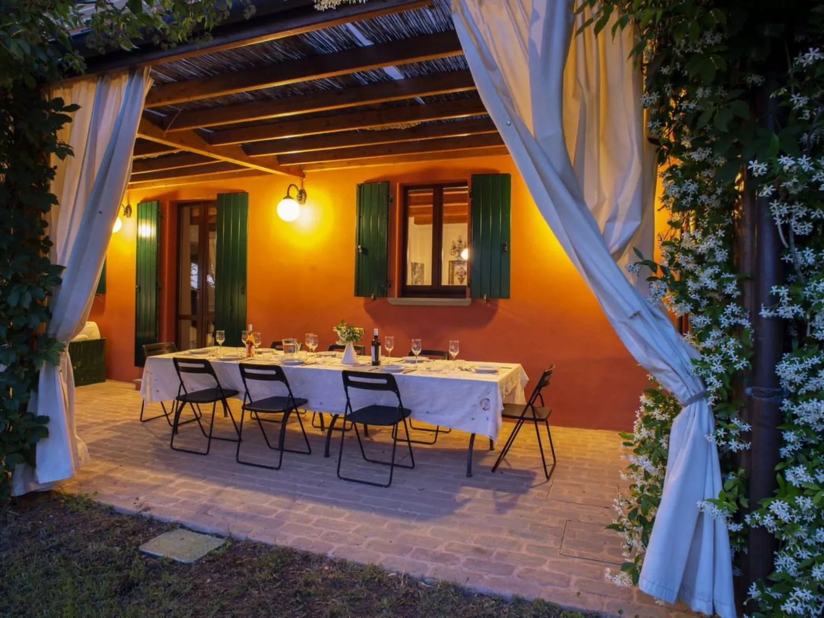 Villa mit privatem, halb versenkbarem Pool in Meeresnähe-Outside