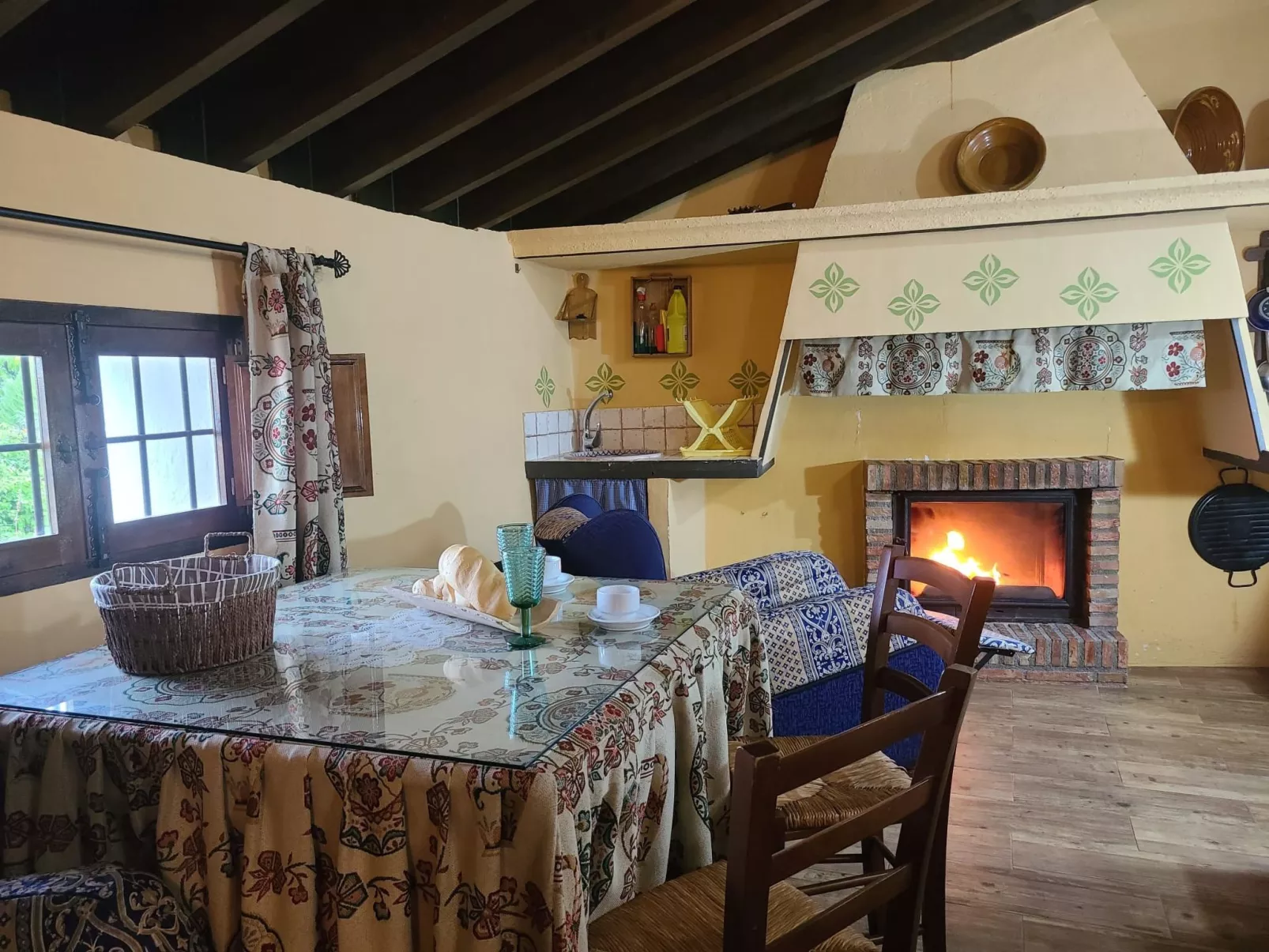 Schöne Ferienwohnung in Iznájar mit Garten, Terrasse und Grill-Drinnen