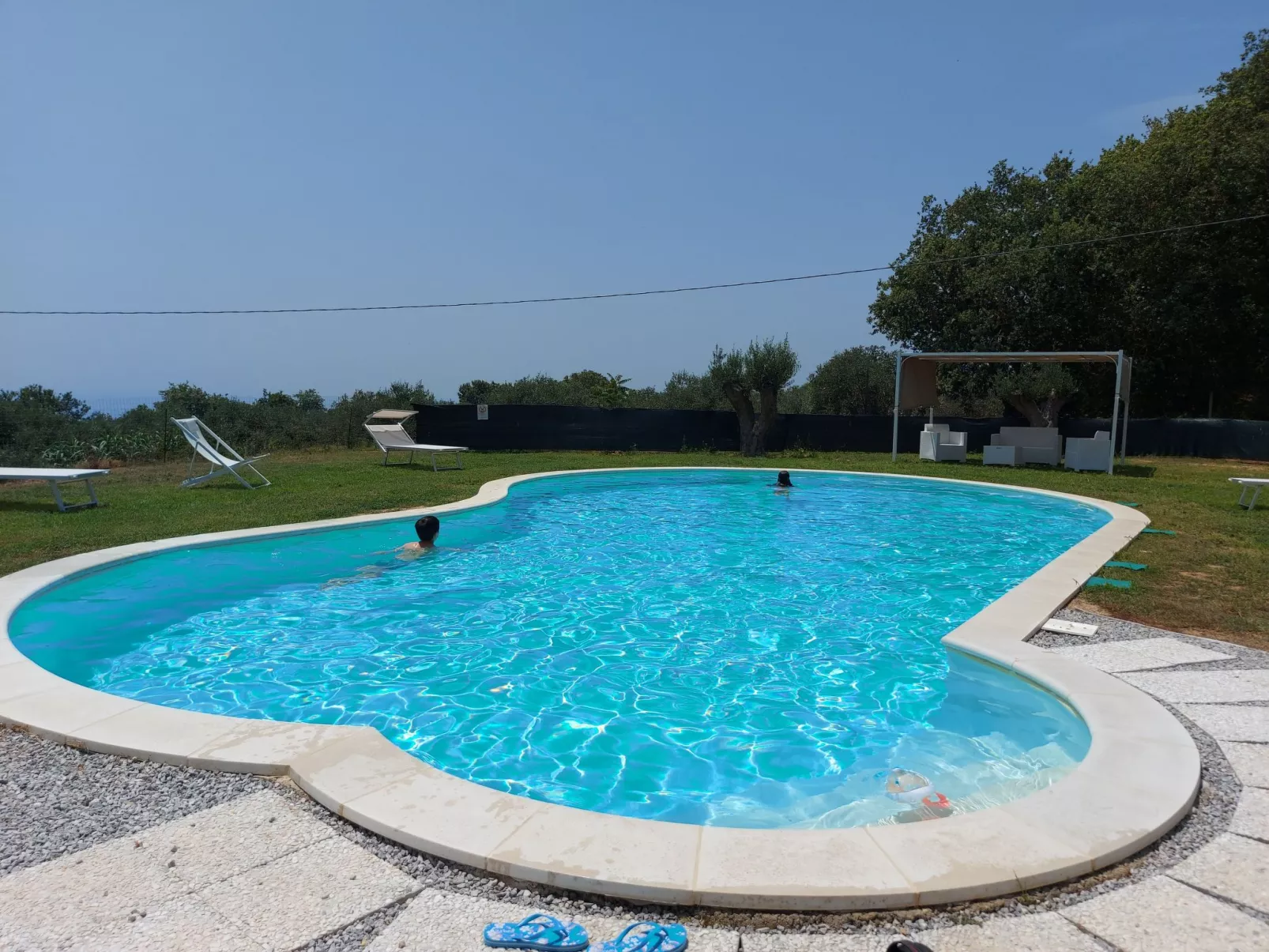 Villa im Grünen mit Schwimmbad, in der Nähe des Meeres-Draußen