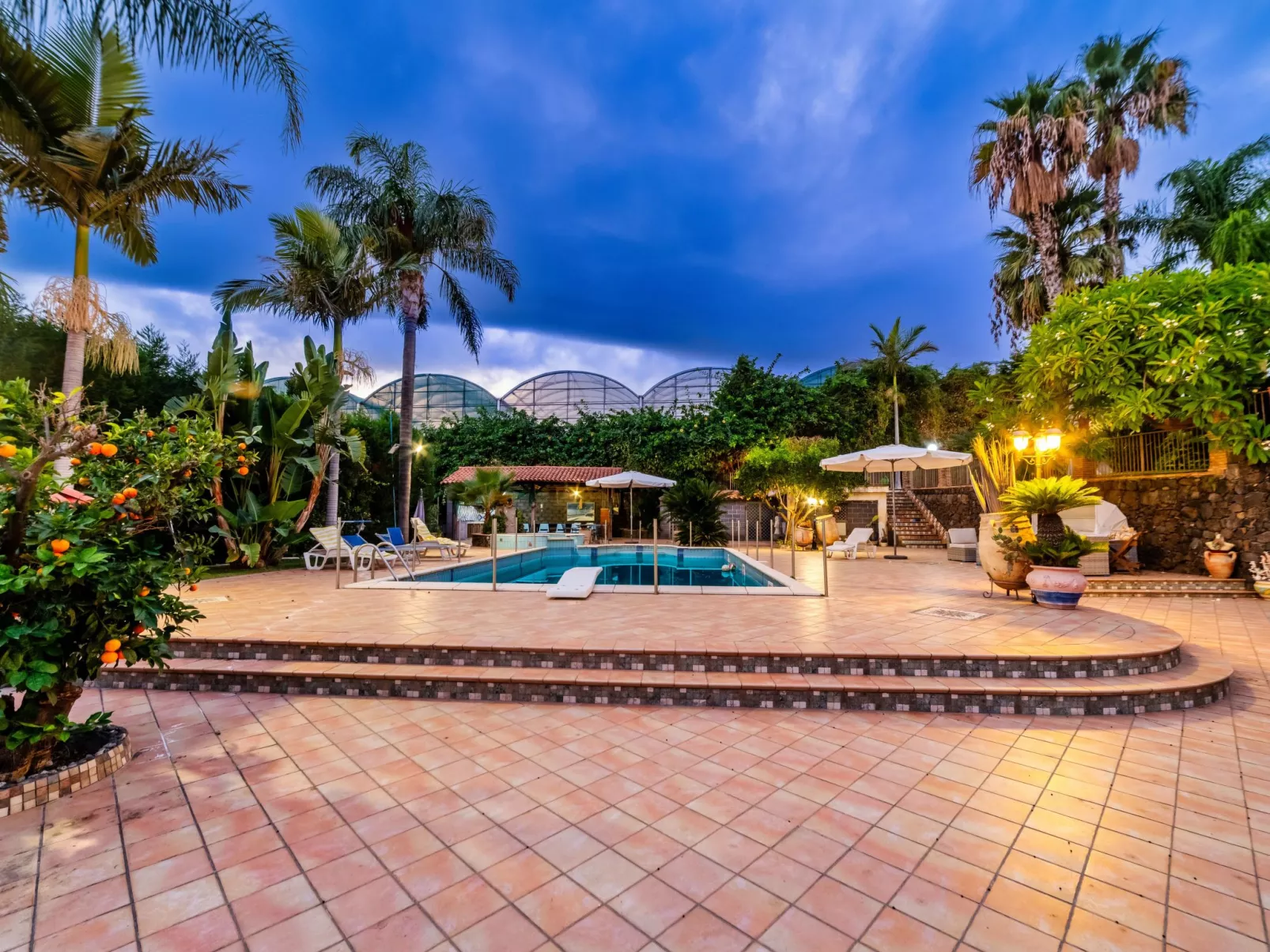 Für 10 Personen in Fiuefreddo di Sicilia, Sizilien (Ostküste von Sizilien)-Outside