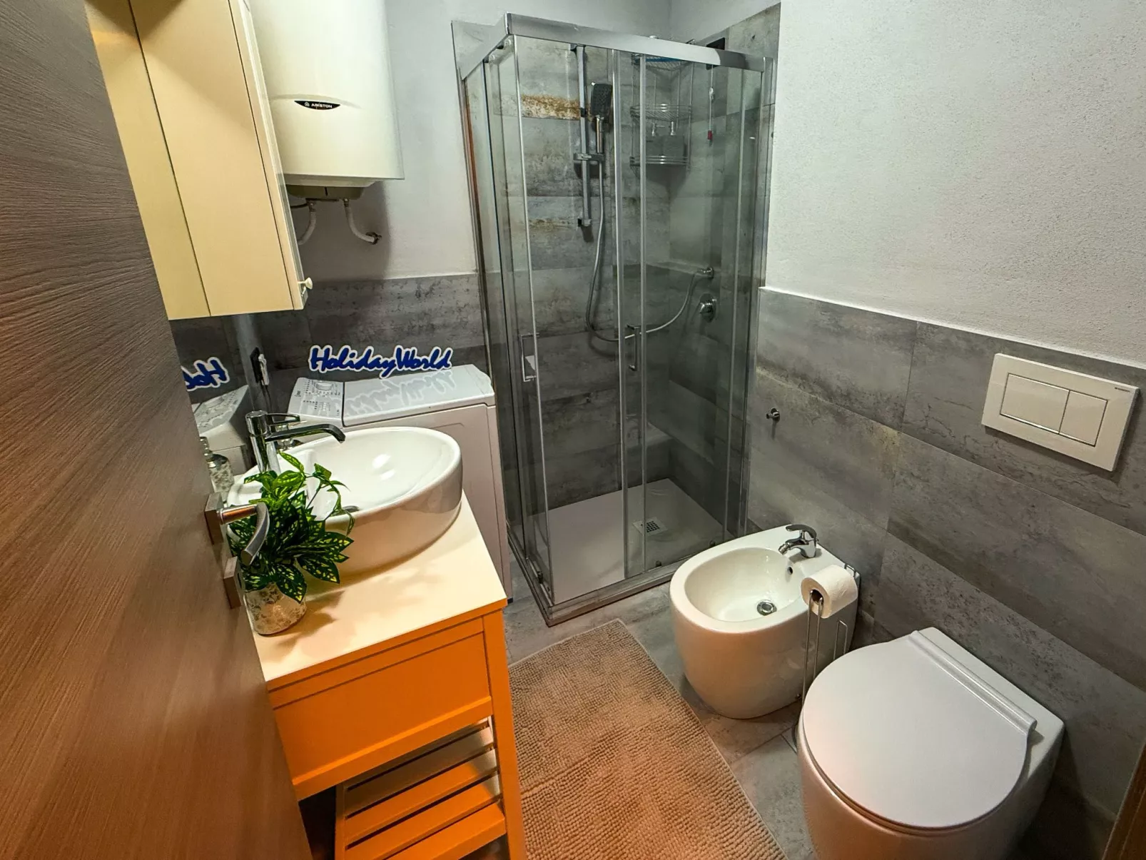 Neue moderne Seeüberdachung von Holiday World-Drinnen