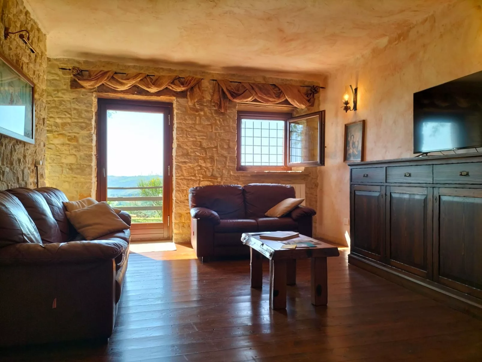 Große Wohnung mit Blick von den Bergen bis zum Meer-Inside